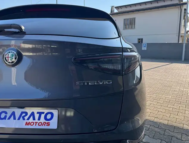 Alfa Romeo Stelvio view 8