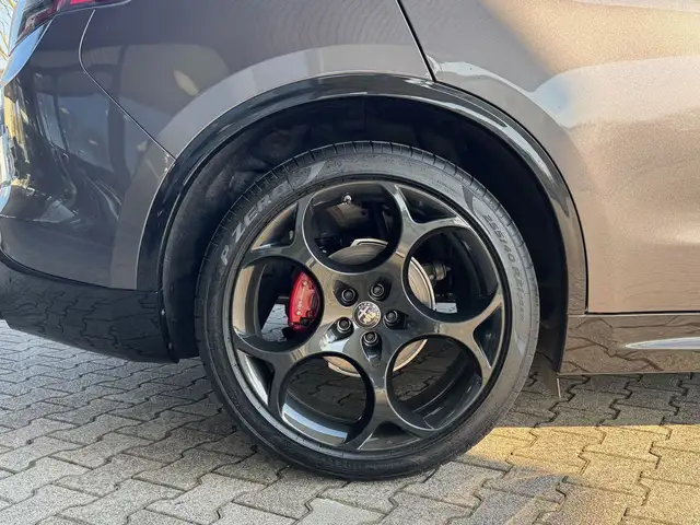 Alfa Romeo Stelvio view 11