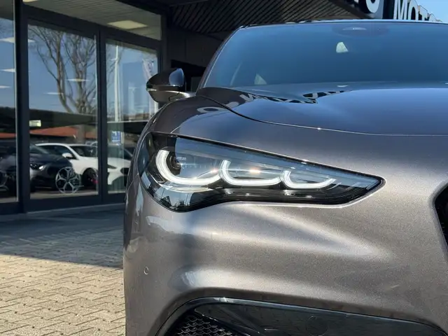 Alfa Romeo Stelvio view 9