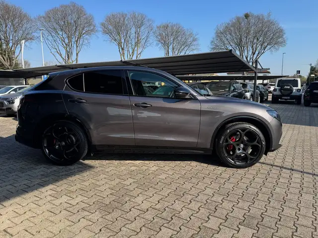 Alfa Romeo Stelvio view 6