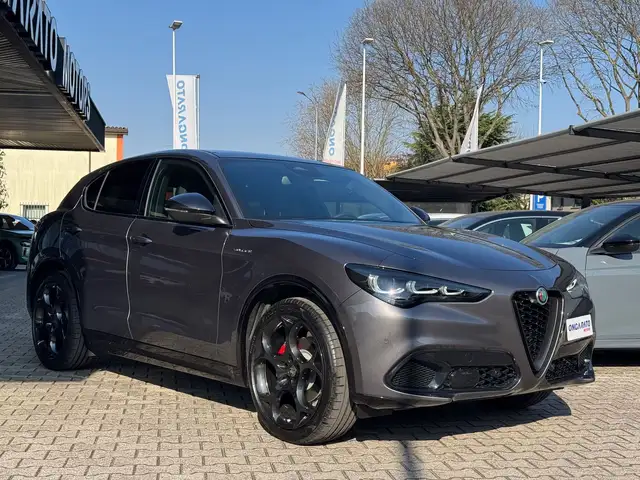 Alfa Romeo Stelvio view 4