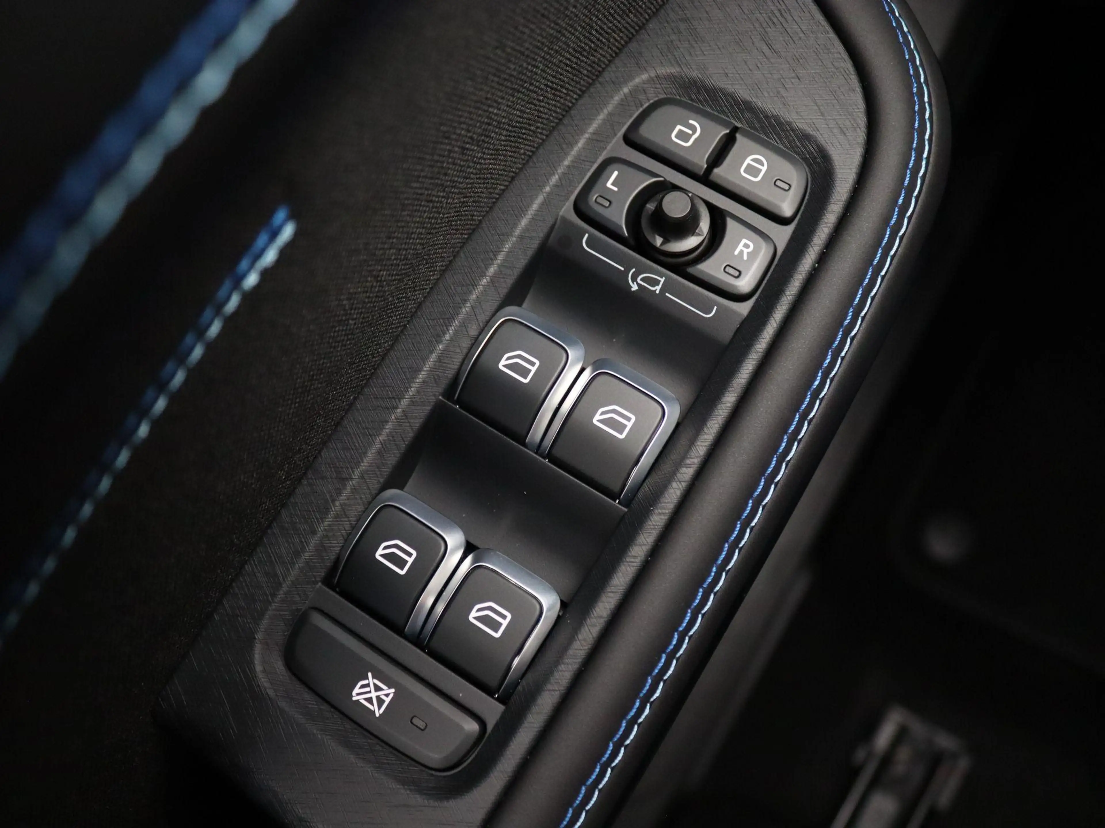 Lynk & Co 01 1.5 Plug-in Hybride 261PK Aut. SOH 99,84%, Achteru — photo 37
