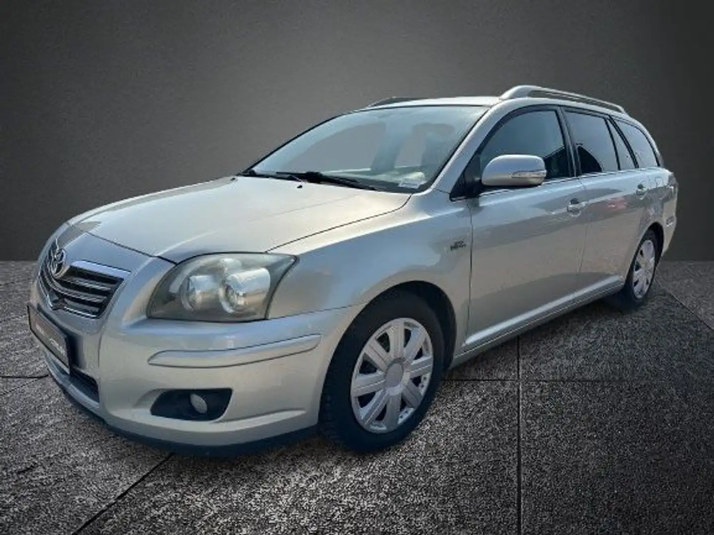 Toyota Avensis Kombi 2.2 D-CAT Travel *TÜV 03.2026* Zilver - 1