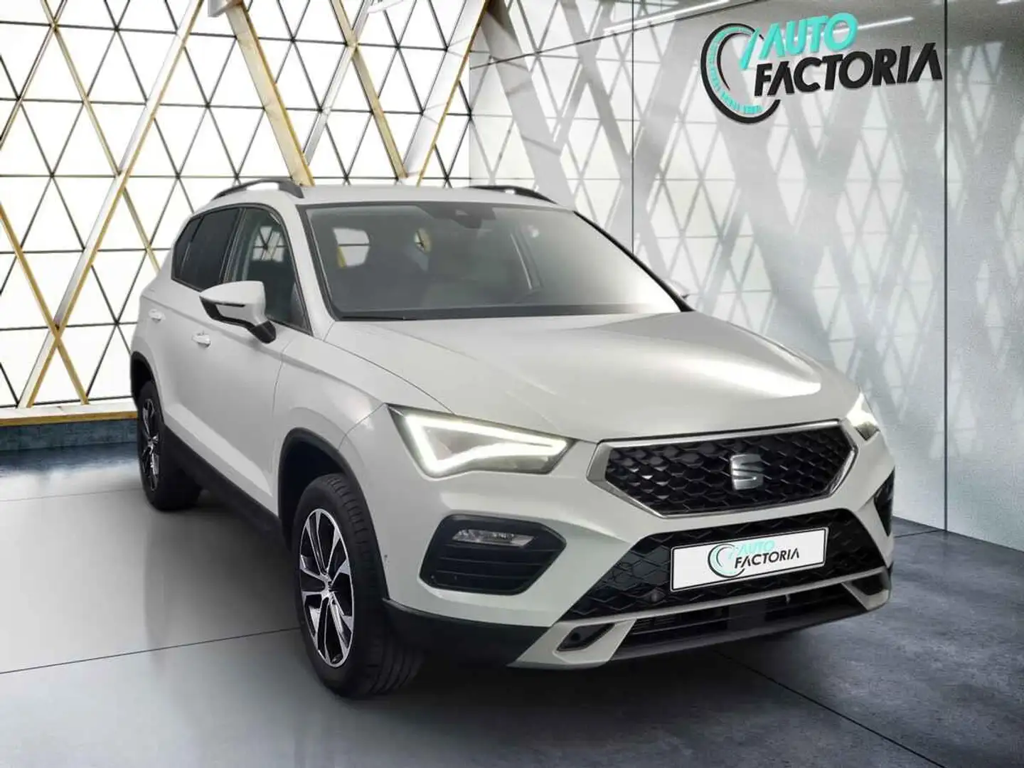 SEAT Ateca -30% 1.5 TSI 150cv +GPS+RADARS+PARK ASSIST+Opts Beige - 2