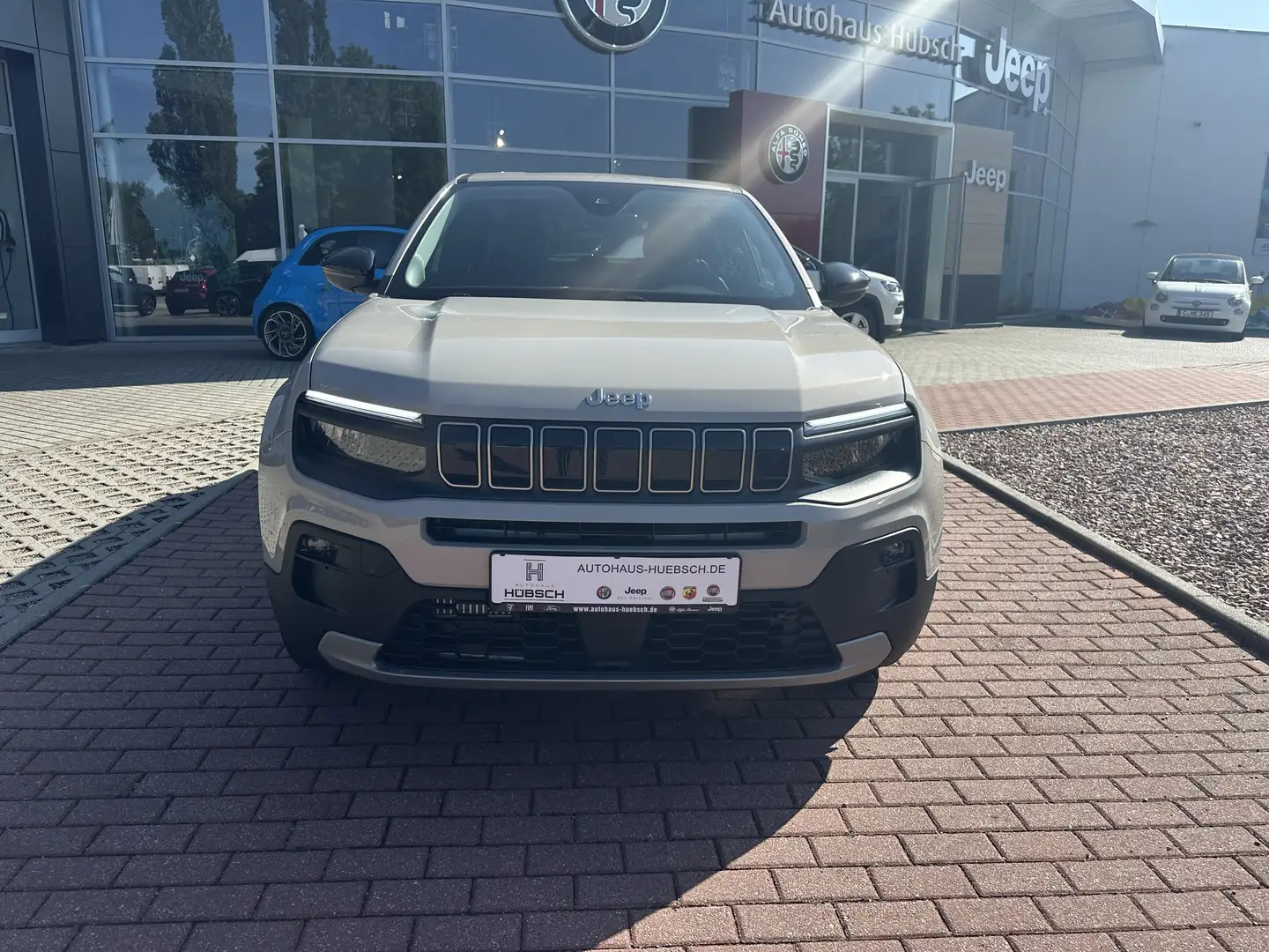 Jeep Avenger Altitude Mild-Hybrid Winterpaket, Allwetterreifen, Gris - 2