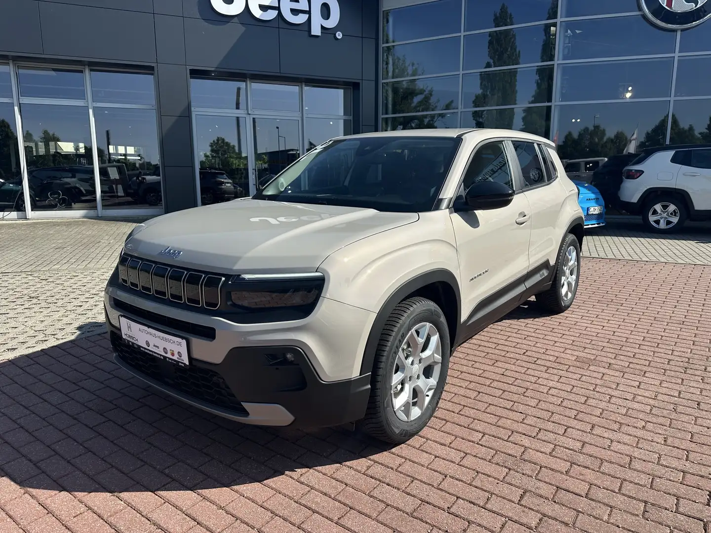 Jeep Avenger Altitude Mild-Hybrid Winterpaket, Allwetterreifen, Gris - 1