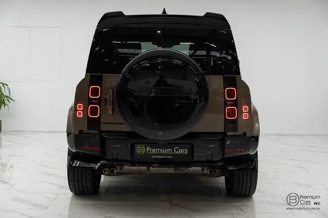 Land Rover Defender 110 view 15