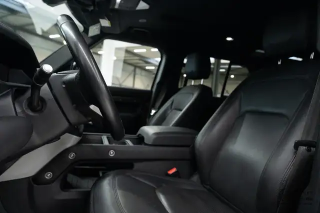 Land Rover Defender 110 view 10