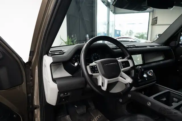 Land Rover Defender 110 view 9
