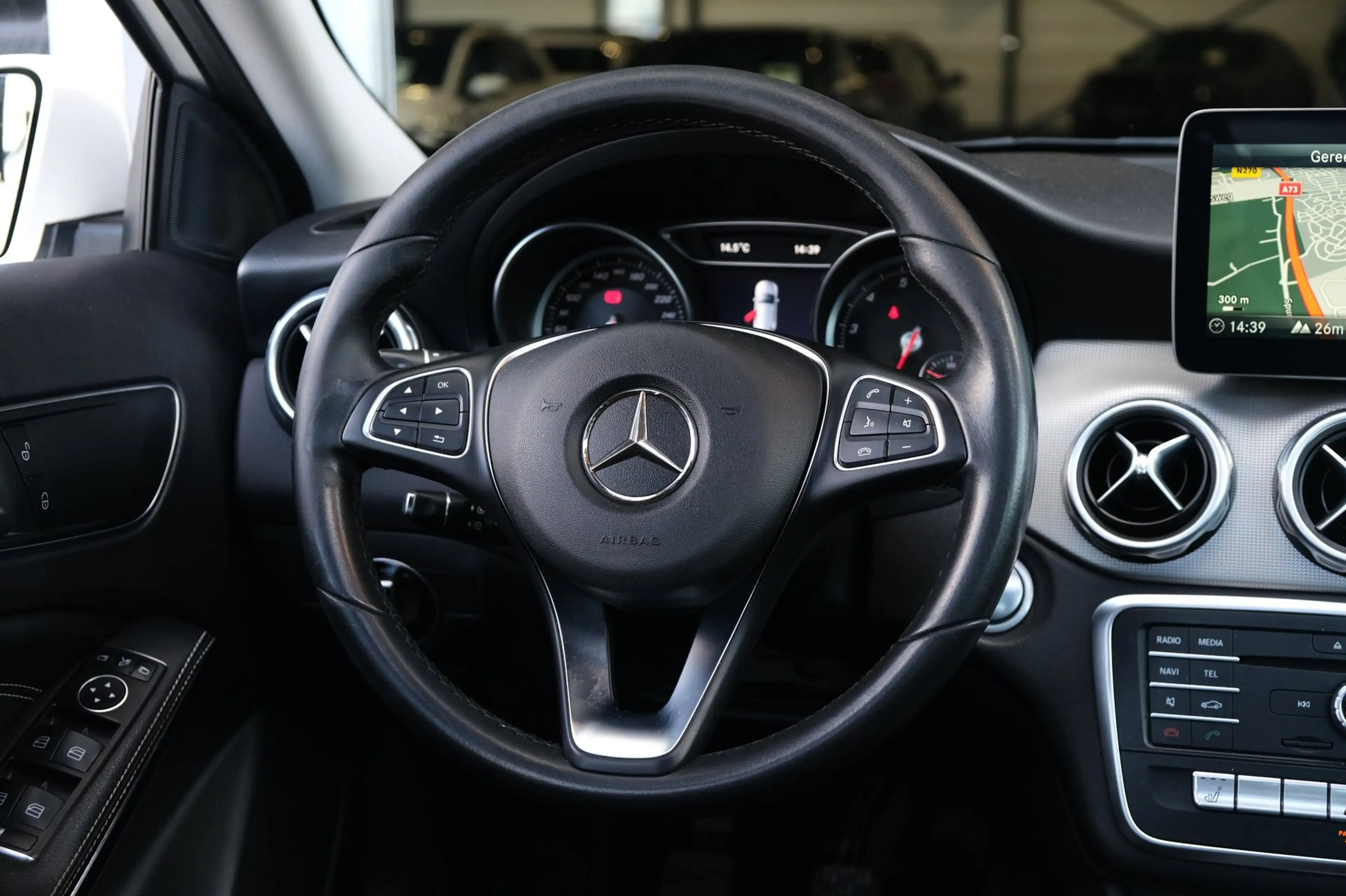 Mercedes-Benz GLA 180 Ambition Pano Trekhaak Cam PDC Navi Airco — photo 12