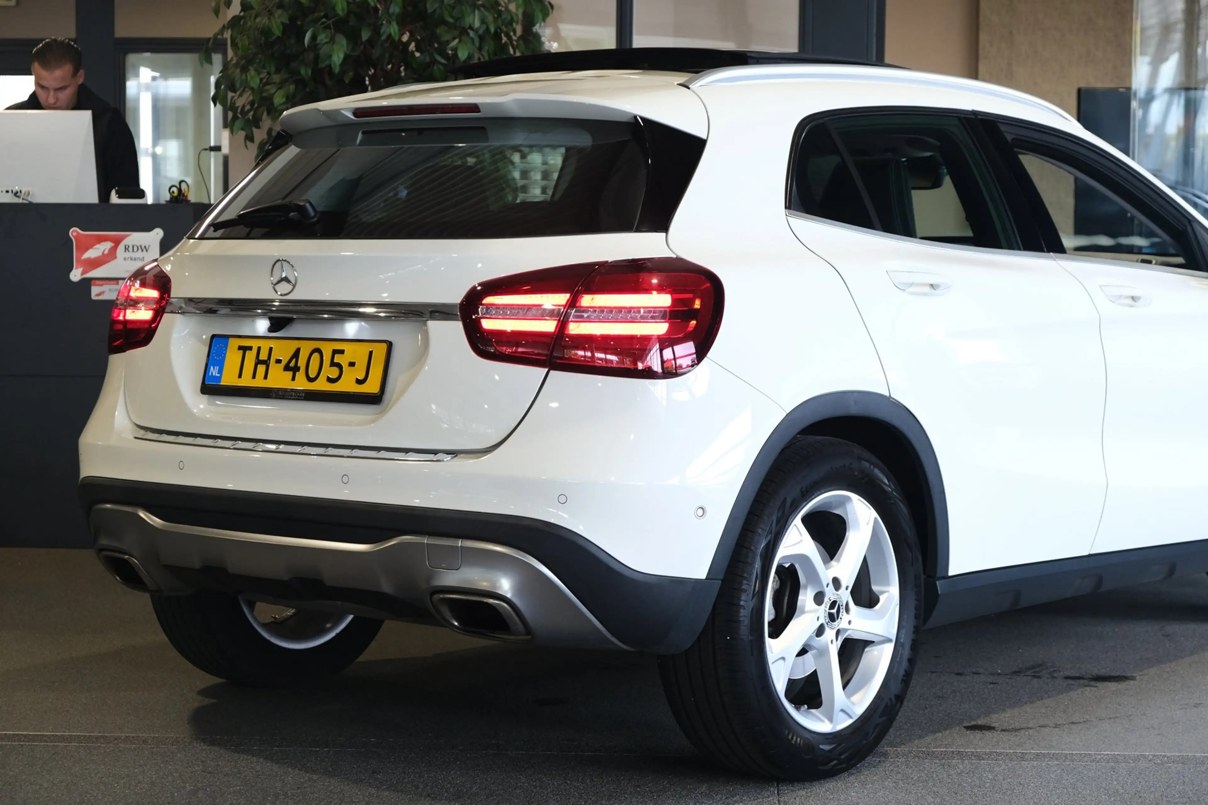 Mercedes-Benz GLA 180 Ambition Pano Trekhaak Cam PDC Navi Airco — photo 15