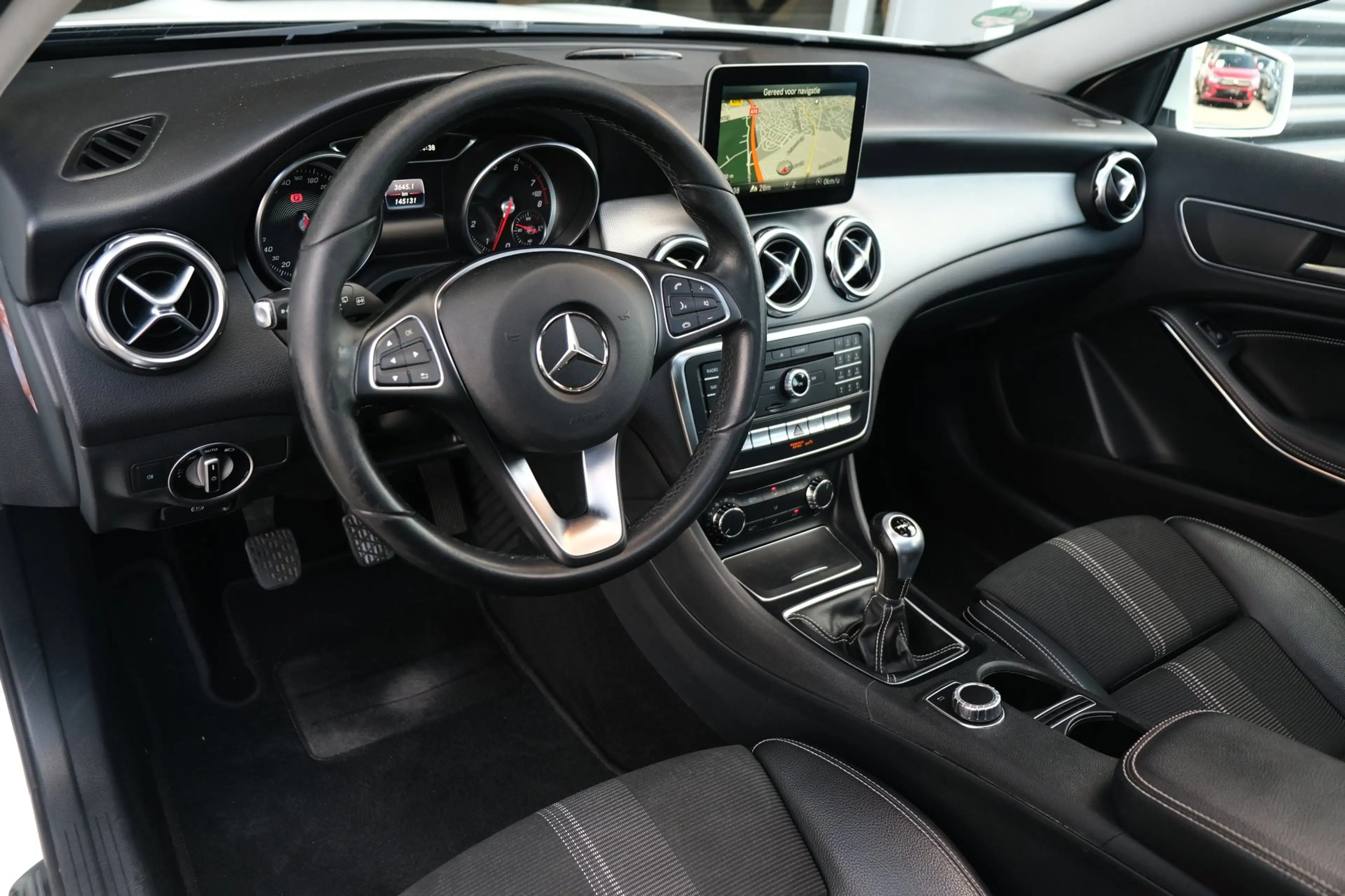 Mercedes-Benz GLA 180 Ambition Pano Trekhaak Cam PDC Navi Airco — photo 3