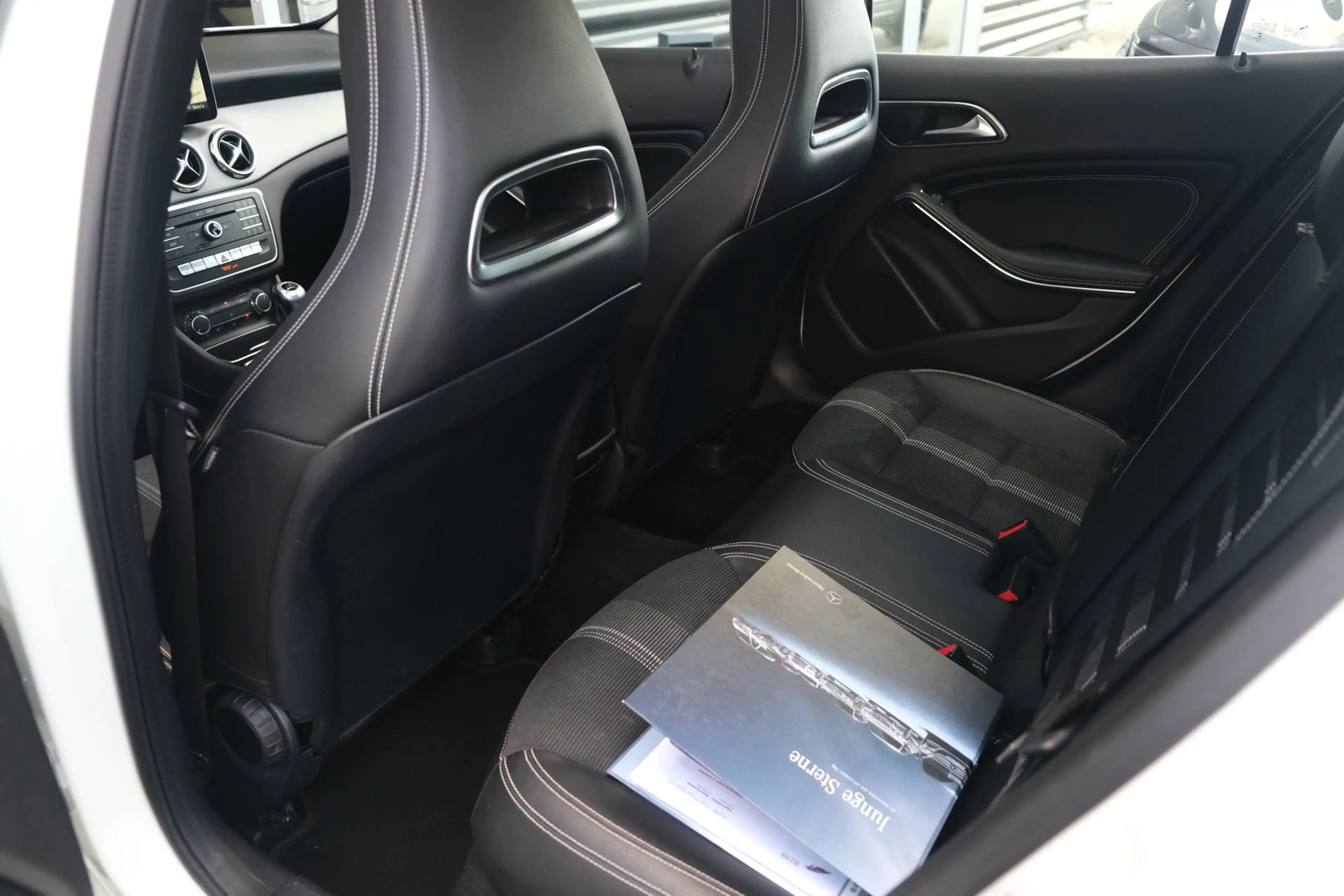 Mercedes-Benz GLA 180 Ambition Pano Trekhaak Cam PDC Navi Airco — photo 10