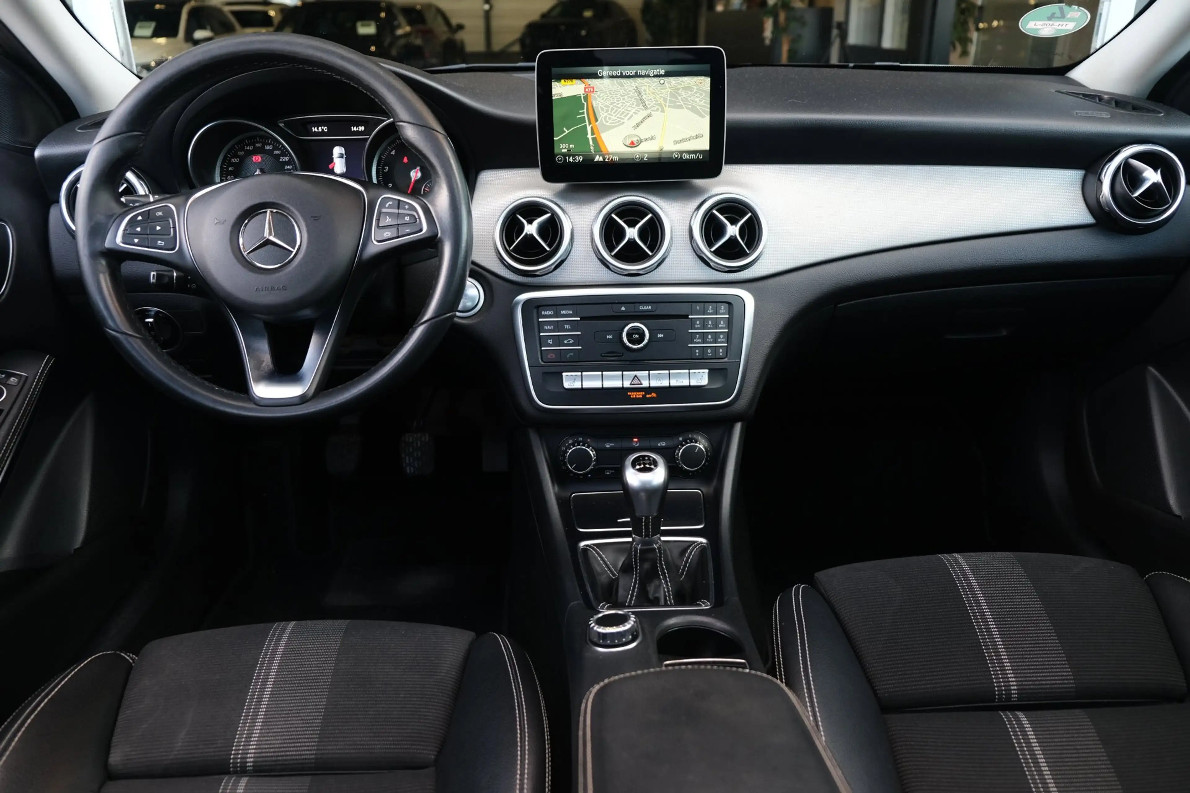Mercedes-Benz GLA 180 Ambition Pano Trekhaak Cam PDC Navi Airco — photo 11