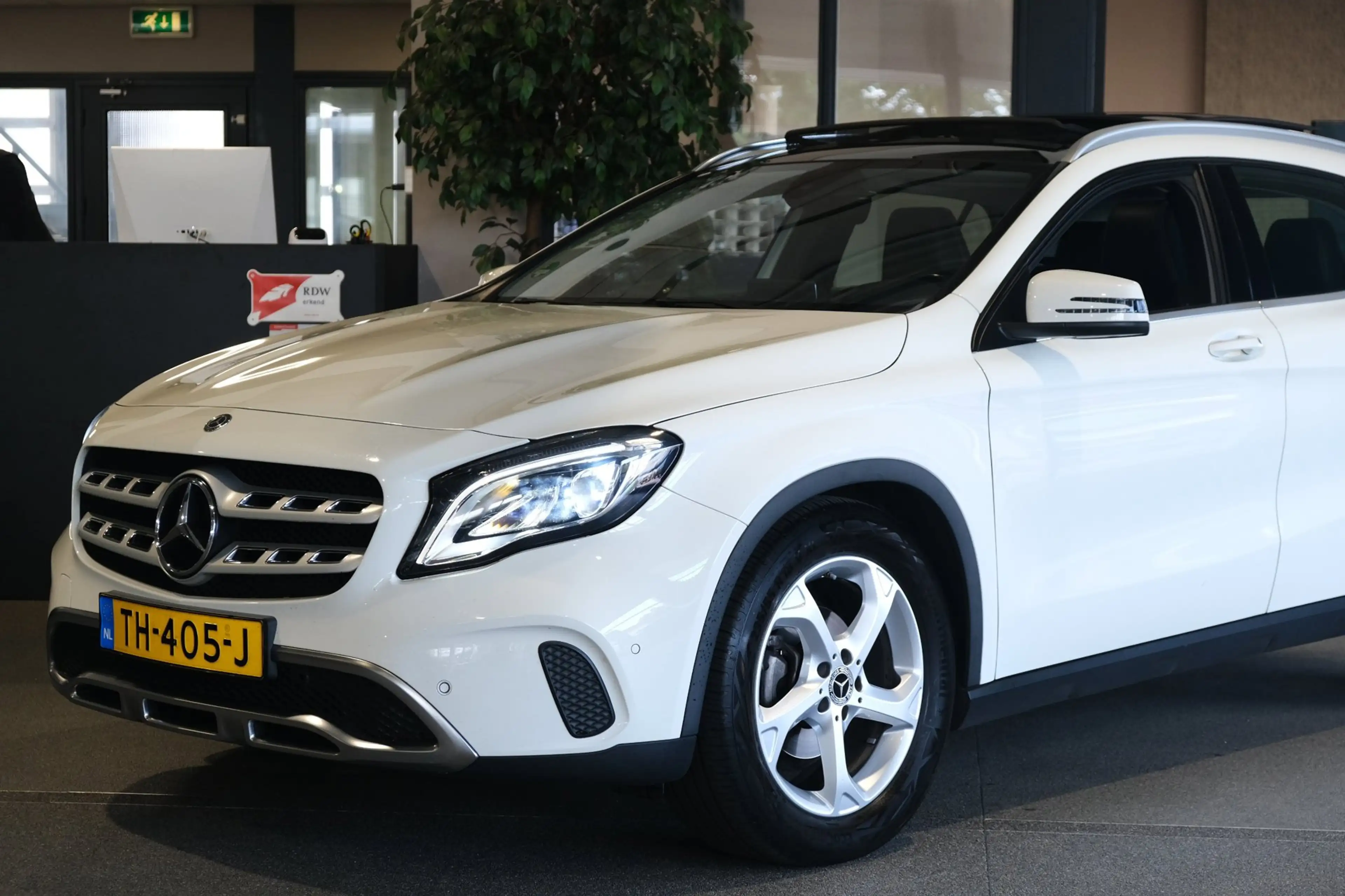 Mercedes-Benz GLA 180 Ambition Pano Trekhaak Cam PDC Navi Airco — photo 14