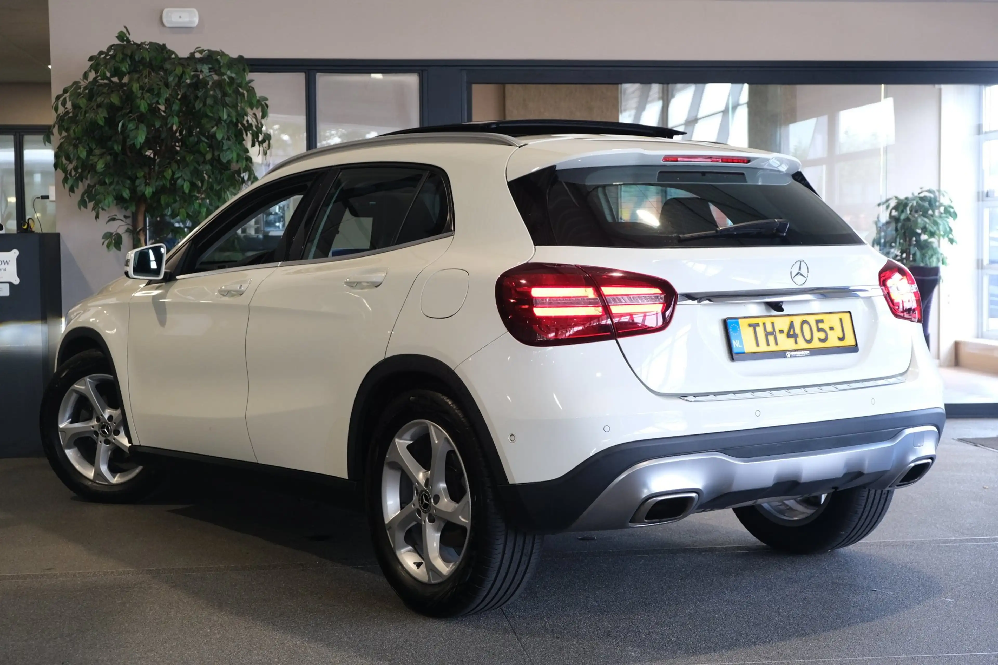 Mercedes-Benz GLA 180 Ambition Pano Trekhaak Cam PDC Navi Airco — photo 8