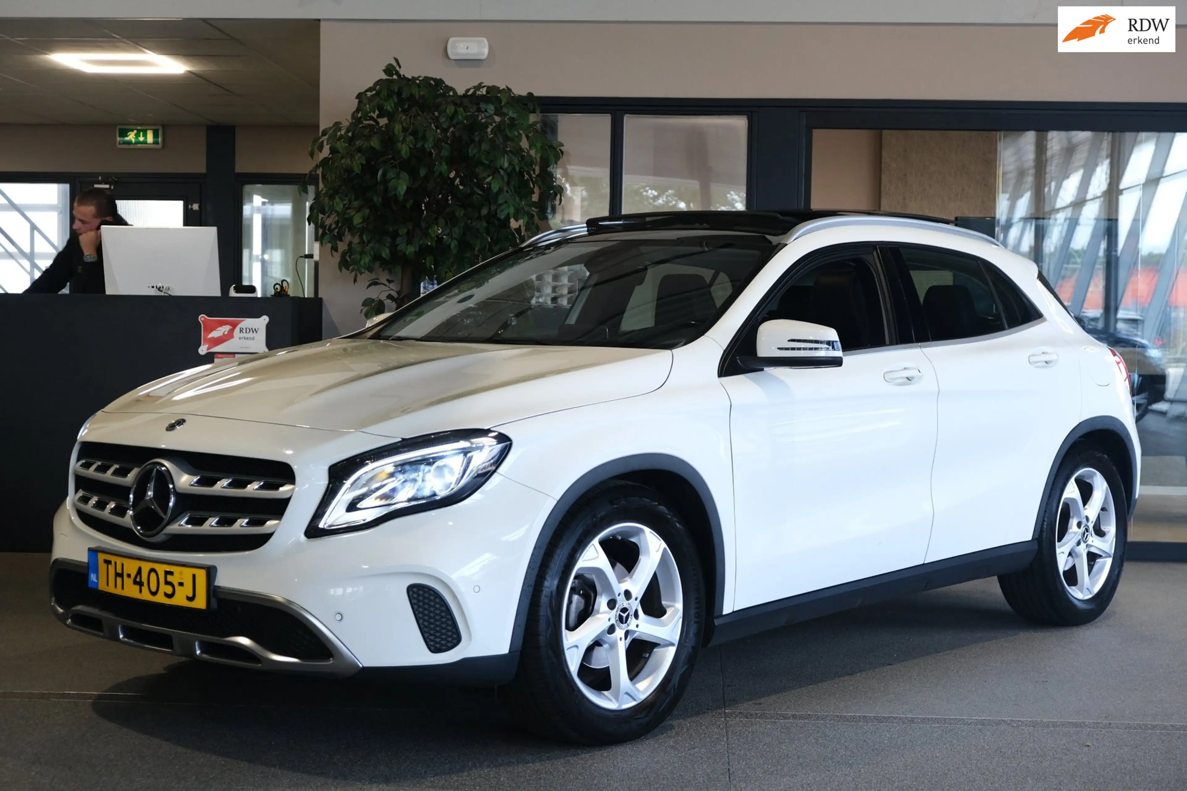 Mercedes-Benz GLA 180 Ambition Pano Trekhaak Cam PDC Navi Airco