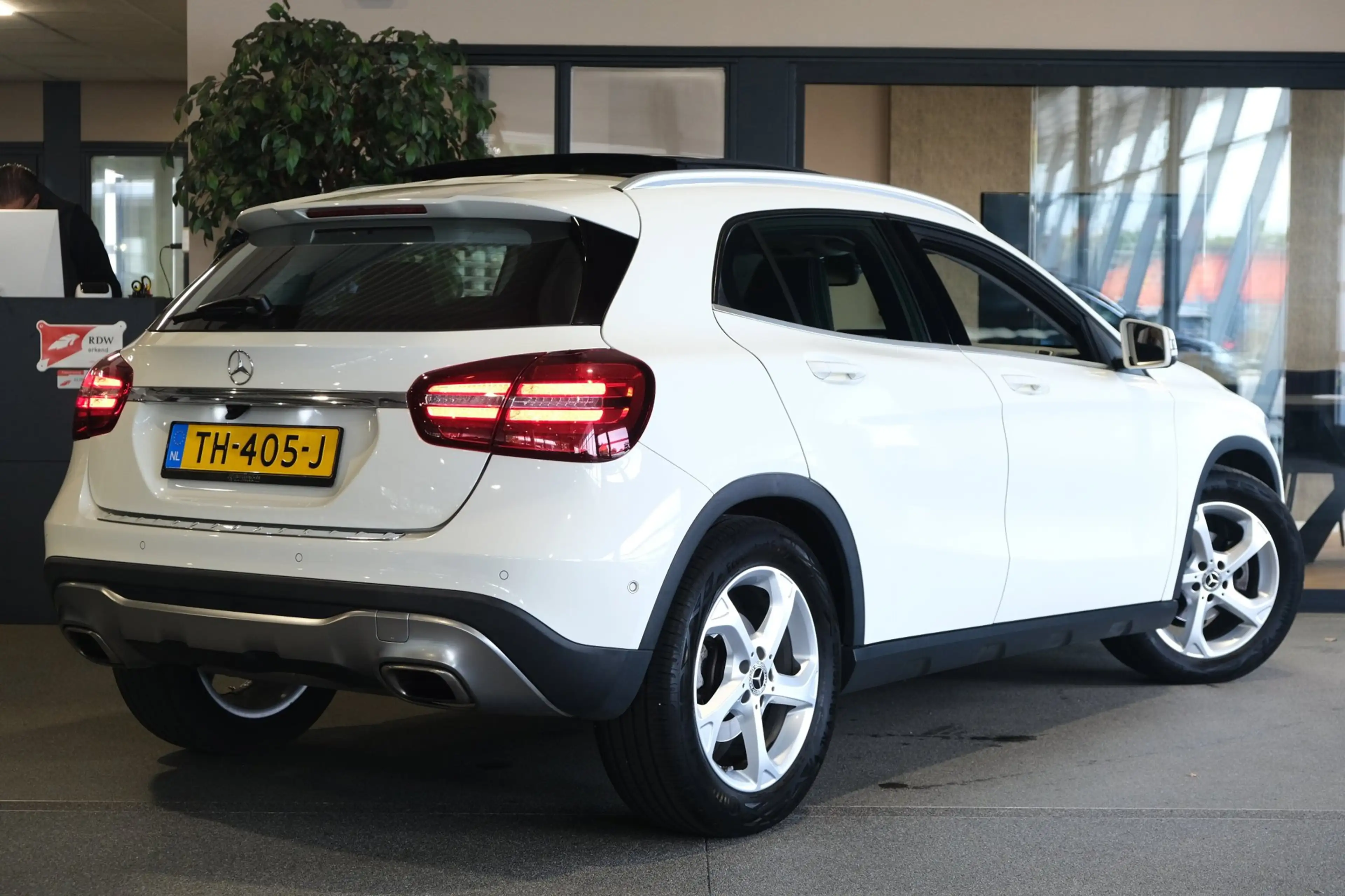 Mercedes-Benz GLA 180 Ambition Pano Trekhaak Cam PDC Navi Airco — photo 2