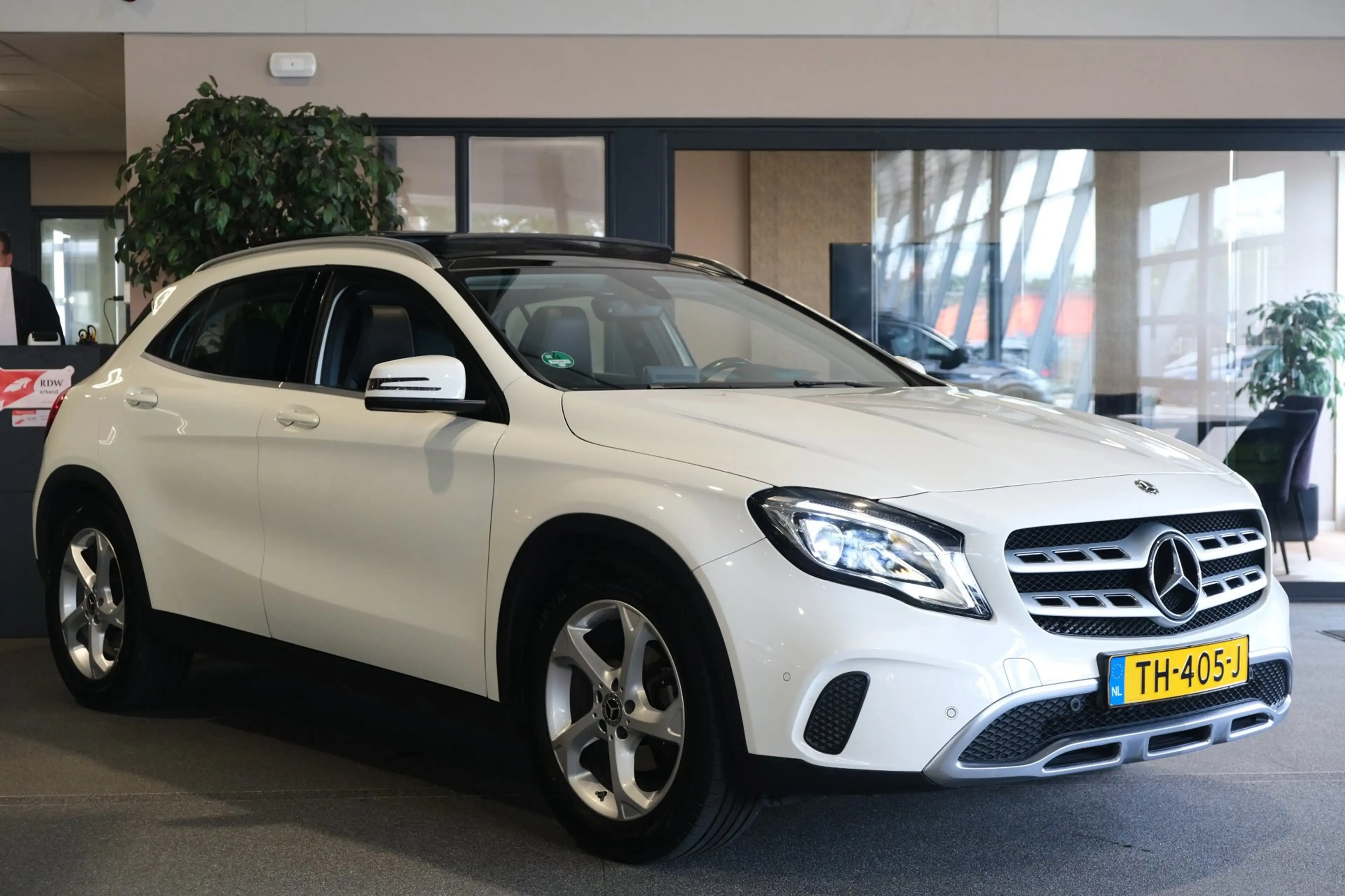Mercedes-Benz GLA 180 Ambition Pano Trekhaak Cam PDC Navi Airco — photo 6
