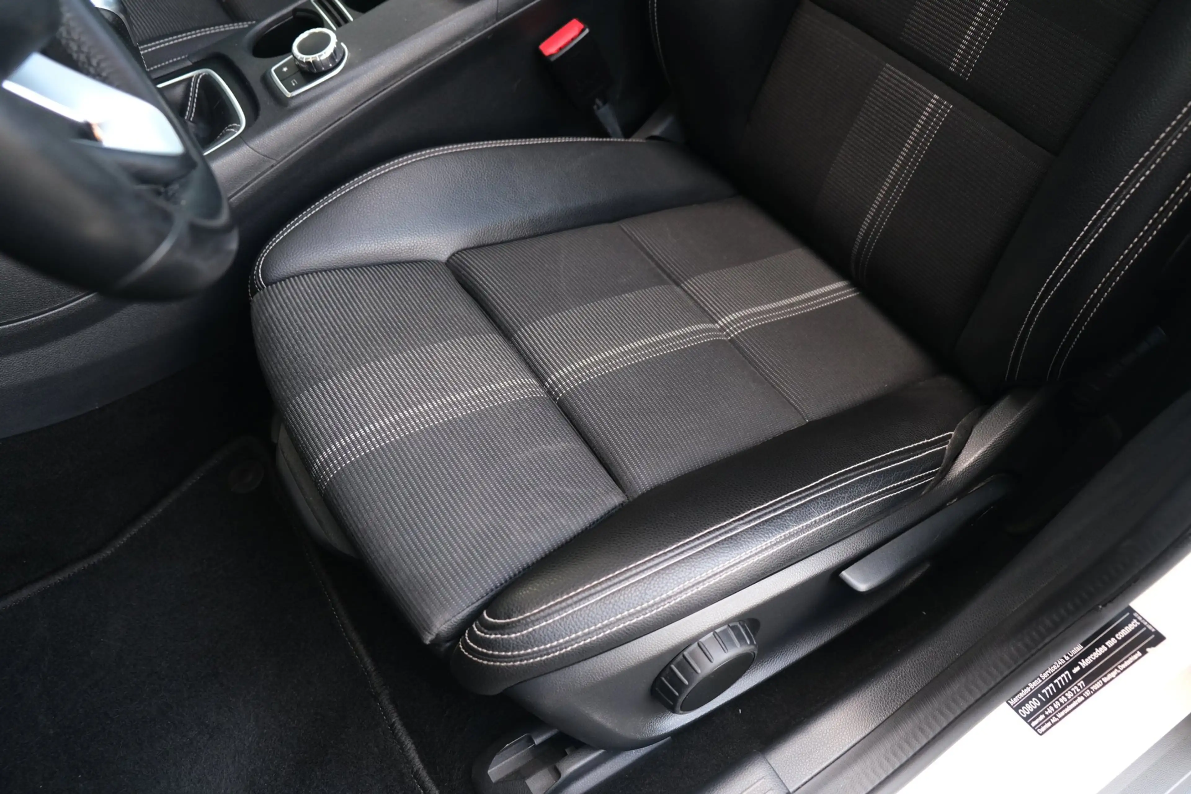 Mercedes-Benz GLA 180 Ambition Pano Trekhaak Cam PDC Navi Airco — photo 5
