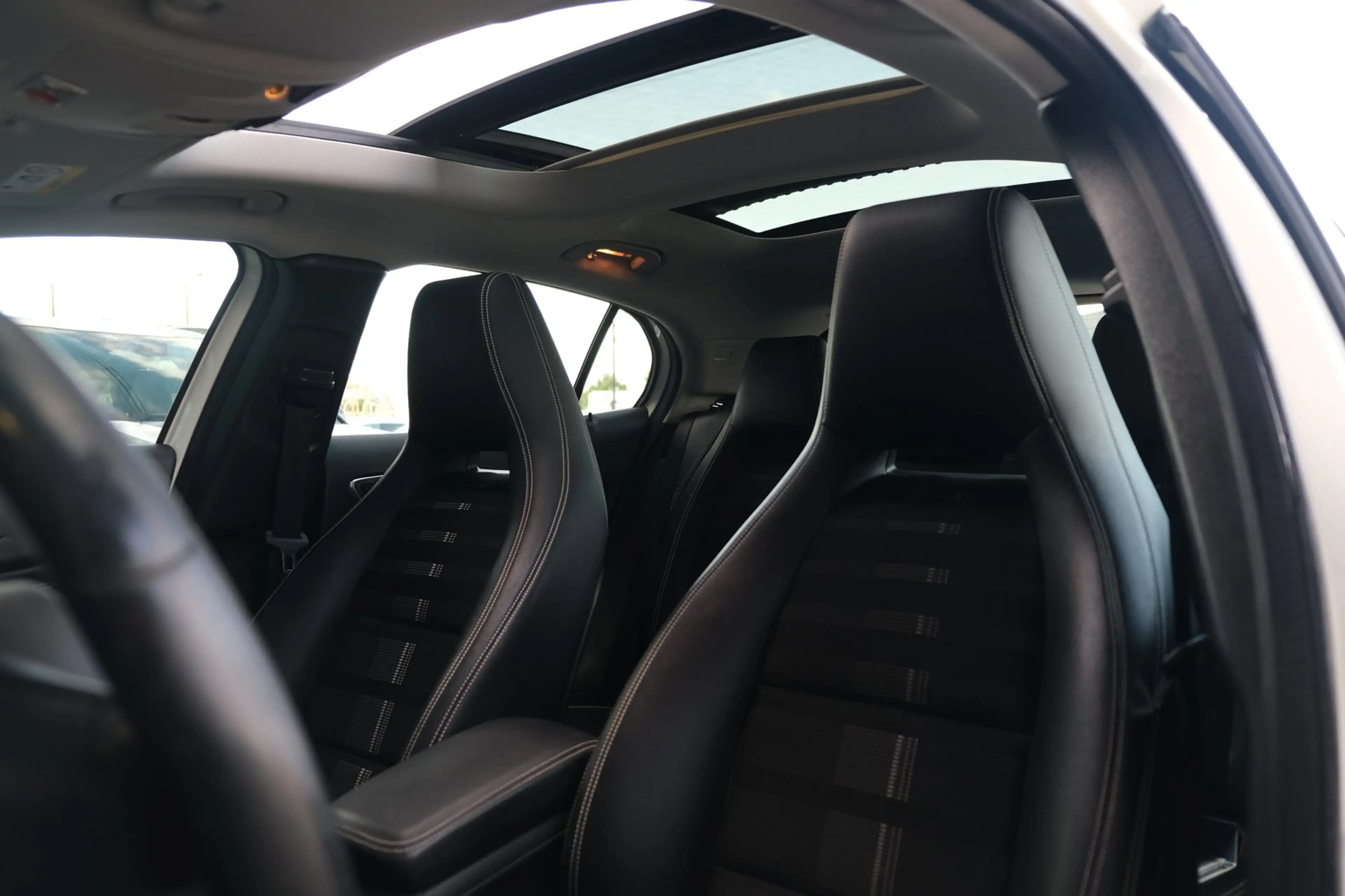 Mercedes-Benz GLA 180 Ambition Pano Trekhaak Cam PDC Navi Airco — photo 4