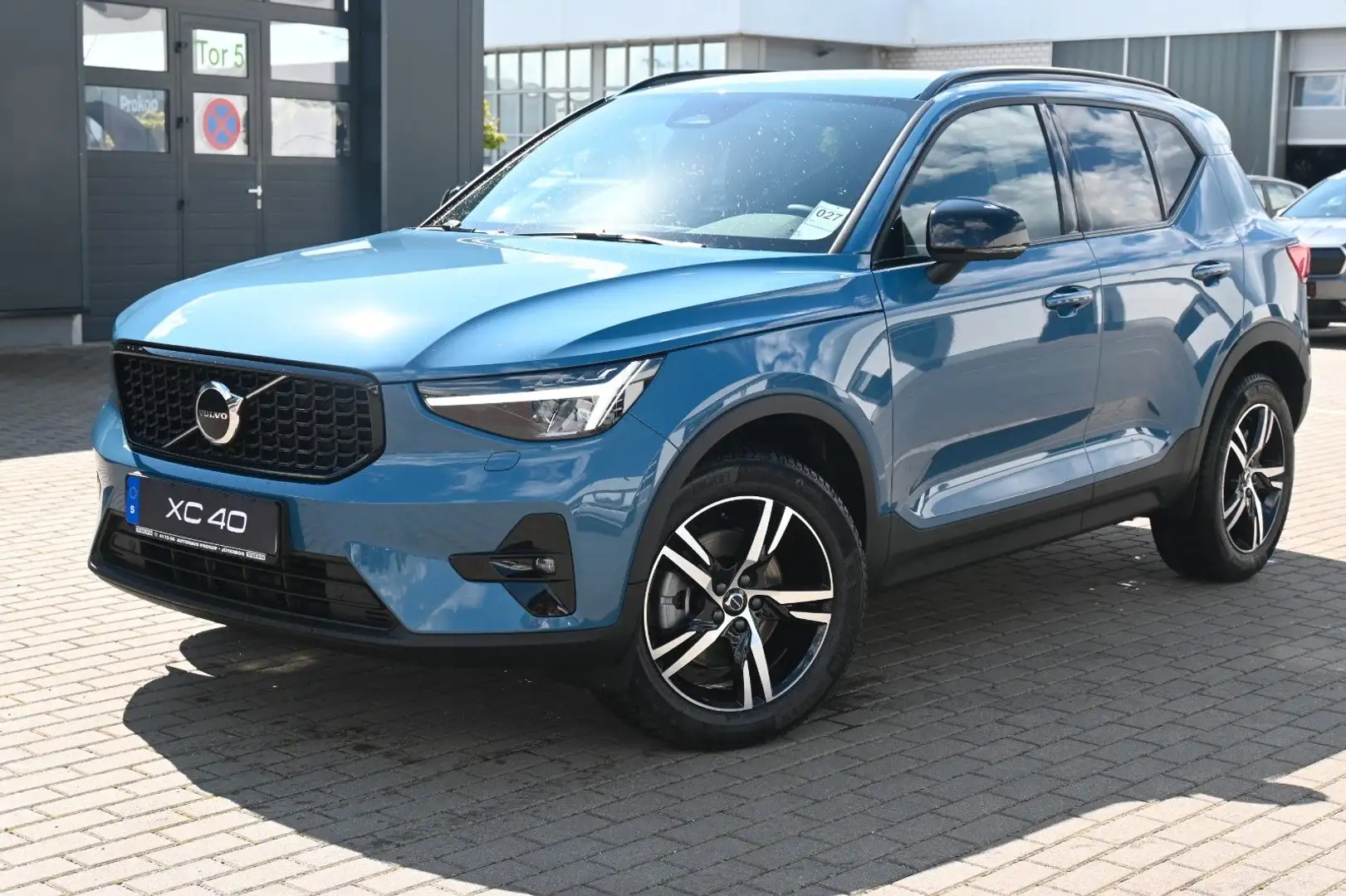 Volvo XC40 B3 DKG Plus Dark*360°*PANO*ACC Blau - 1