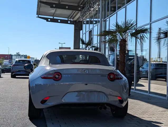 Mazda MX-5 view 5