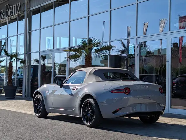Mazda MX-5 view 4