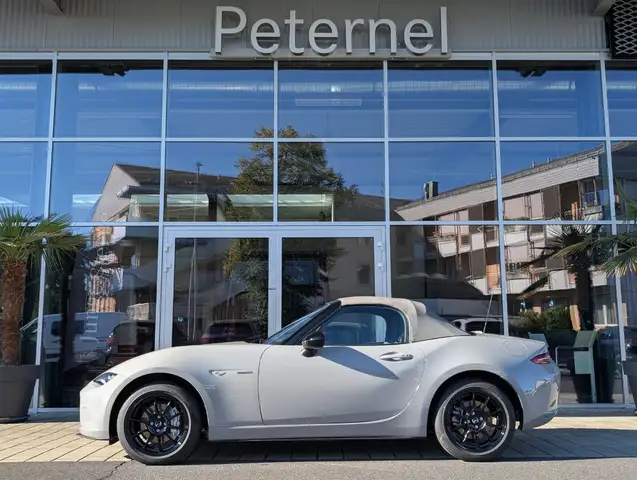 Mazda MX-5 view 3