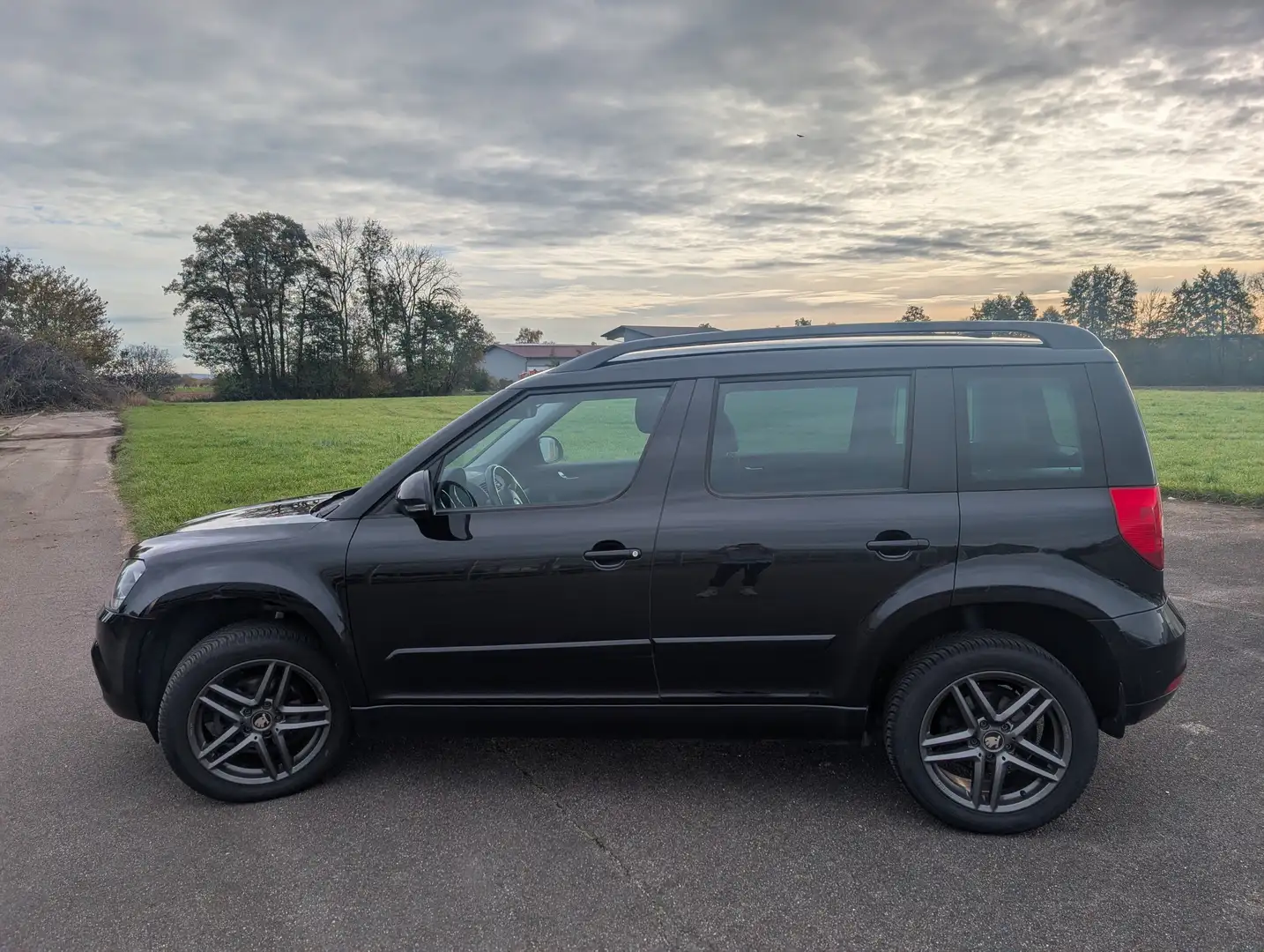 Skoda Yeti Yeti 2.0 TDI 4x4 DSG Ambition Schwarz - 1