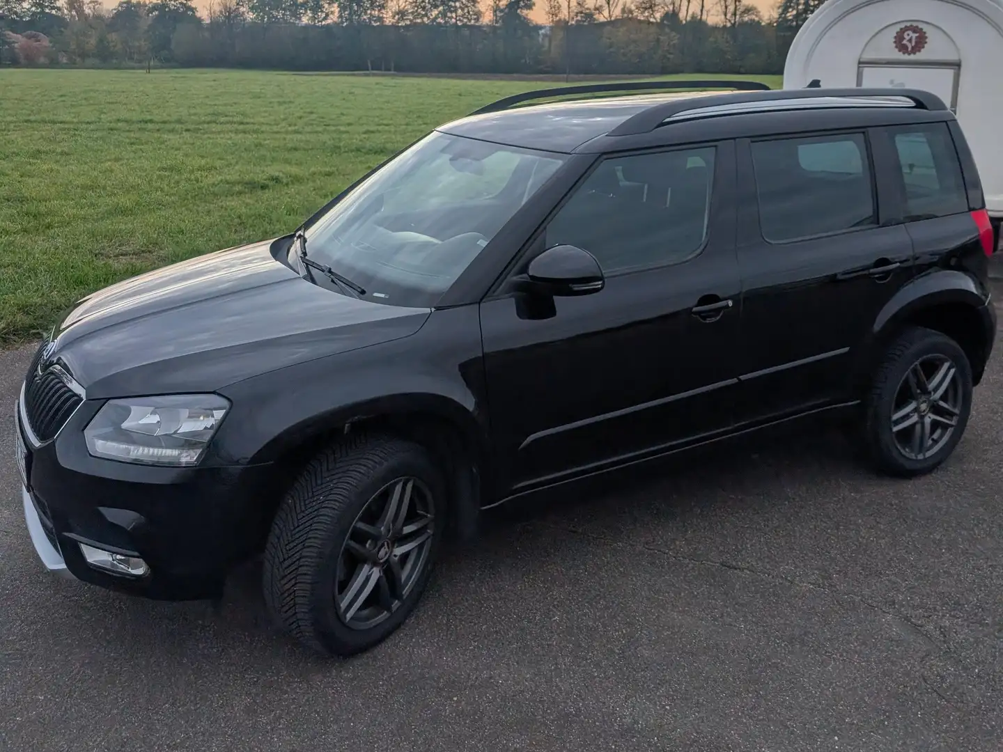 Skoda Yeti Yeti 2.0 TDI 4x4 DSG Ambition Schwarz - 2