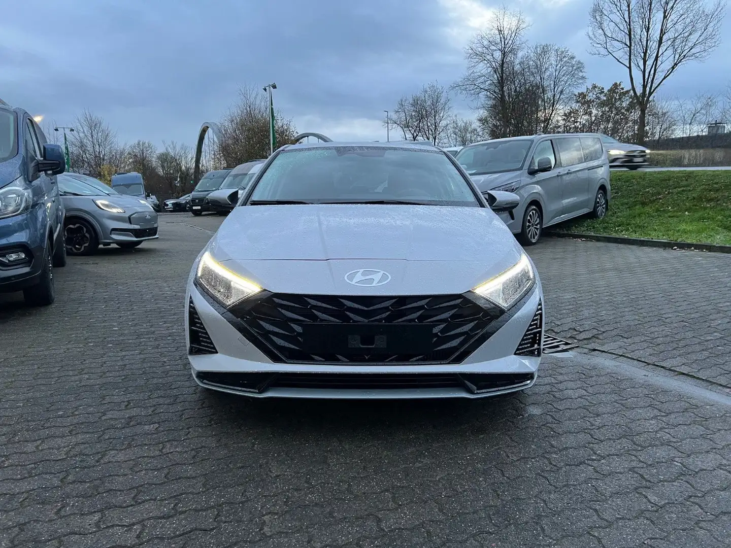Hyundai i20 1,0L 74KW Trend Navi Kamera BLIS LED Grau - 2