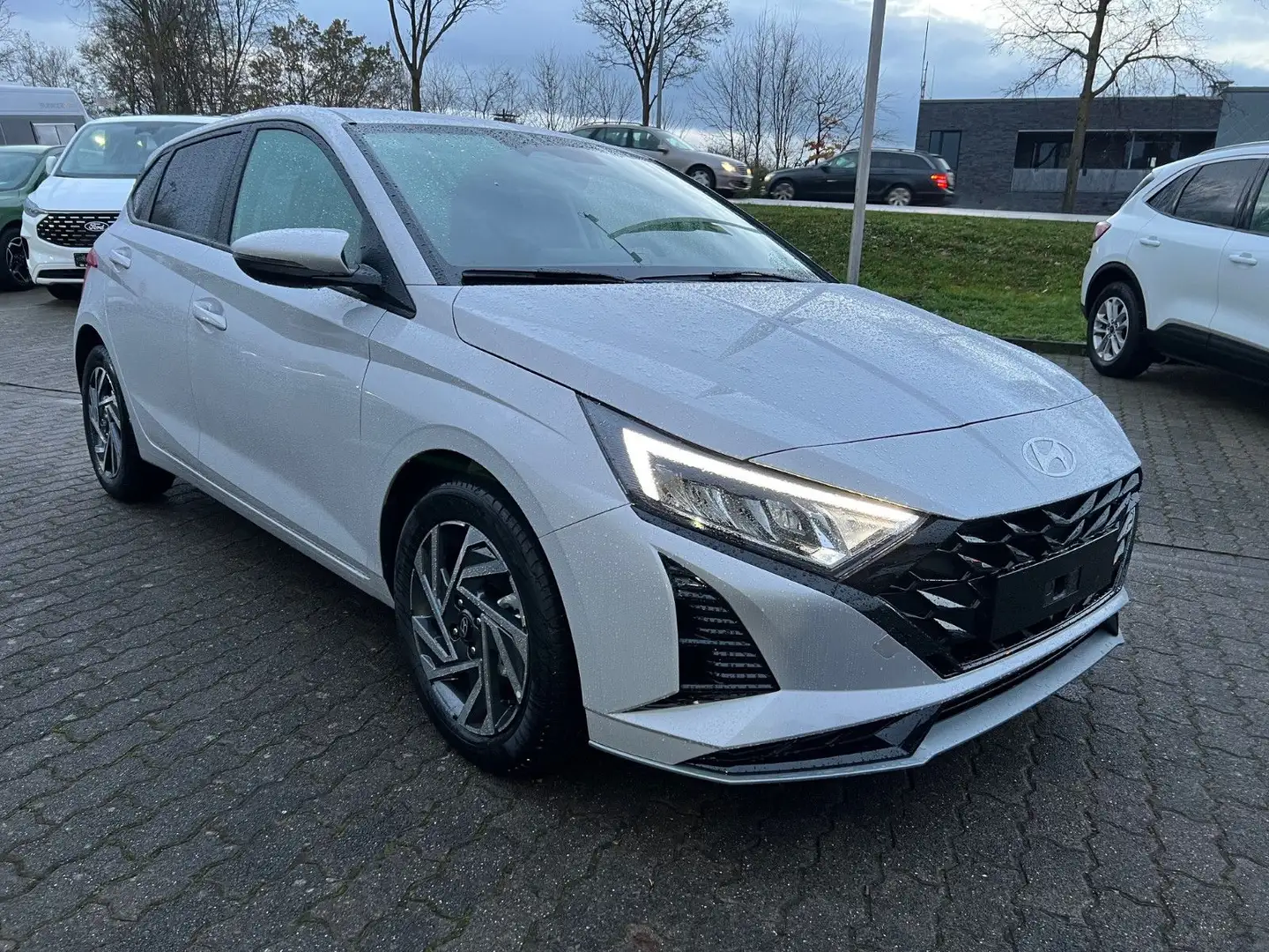 Hyundai i20 1,0L 74KW Trend Navi Kamera BLIS LED Grau - 1