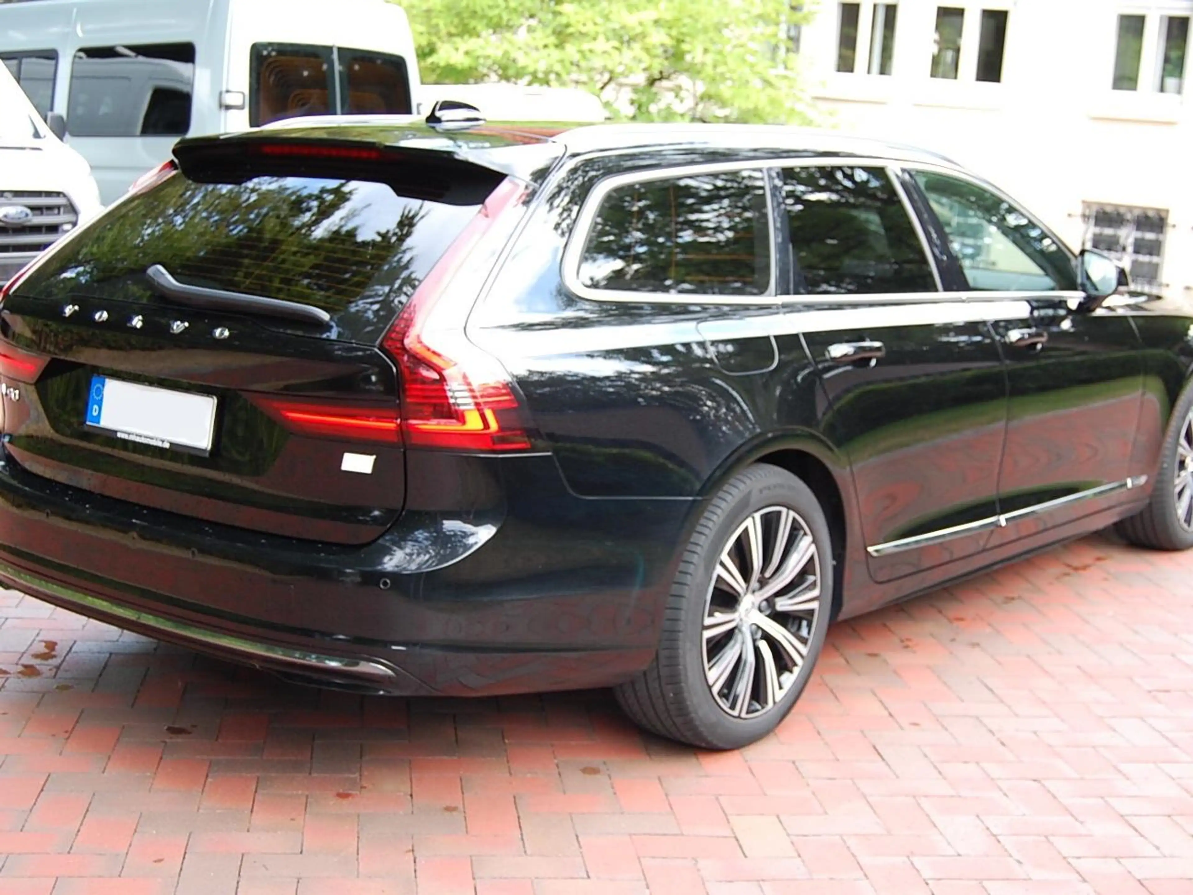 Volvo V90 Inscription Expression Recharge Plug-In Hybrid AWD — photo 3