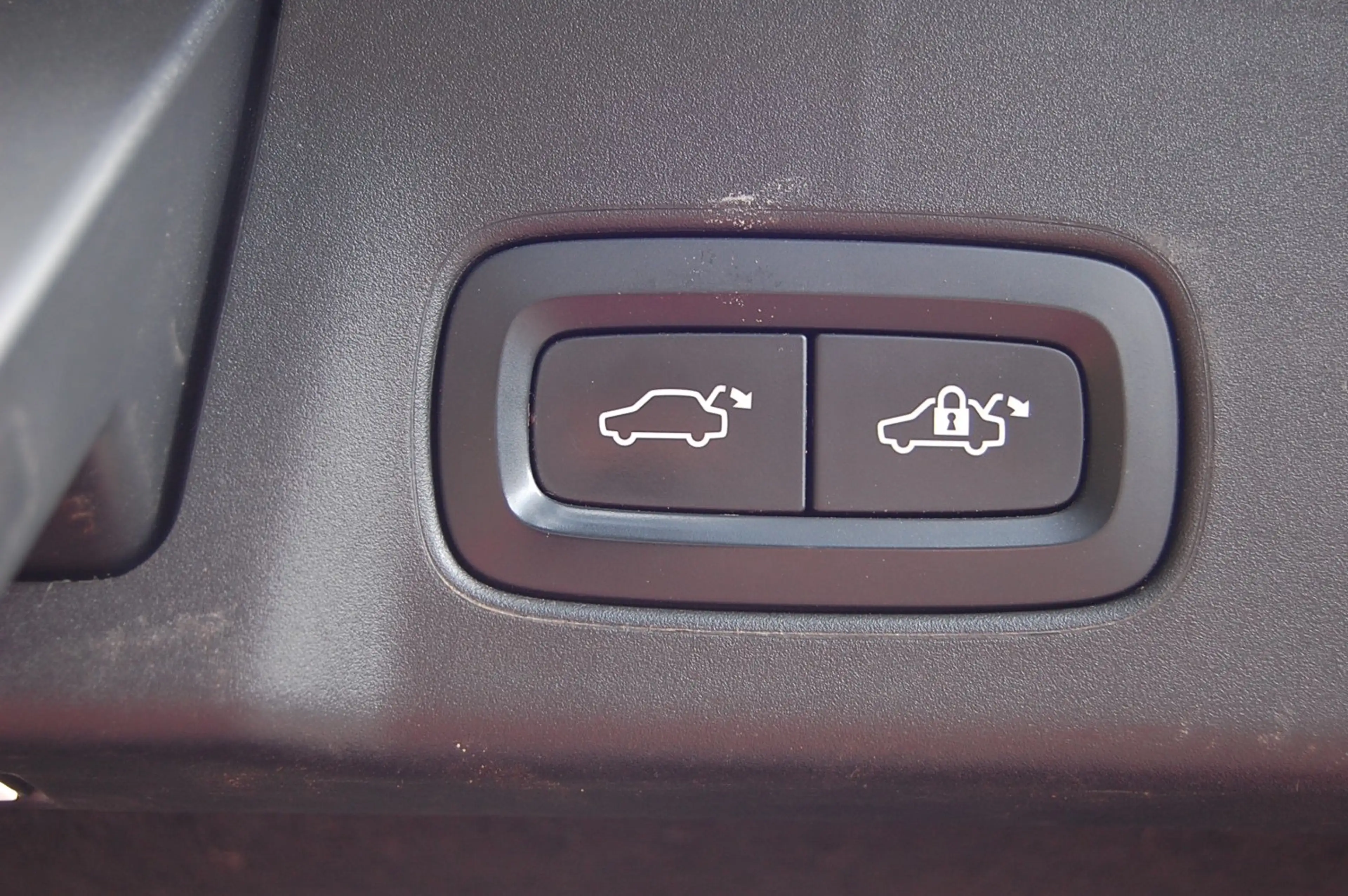 Volvo V90 Inscription Expression Recharge Plug-In Hybrid AWD — photo 13