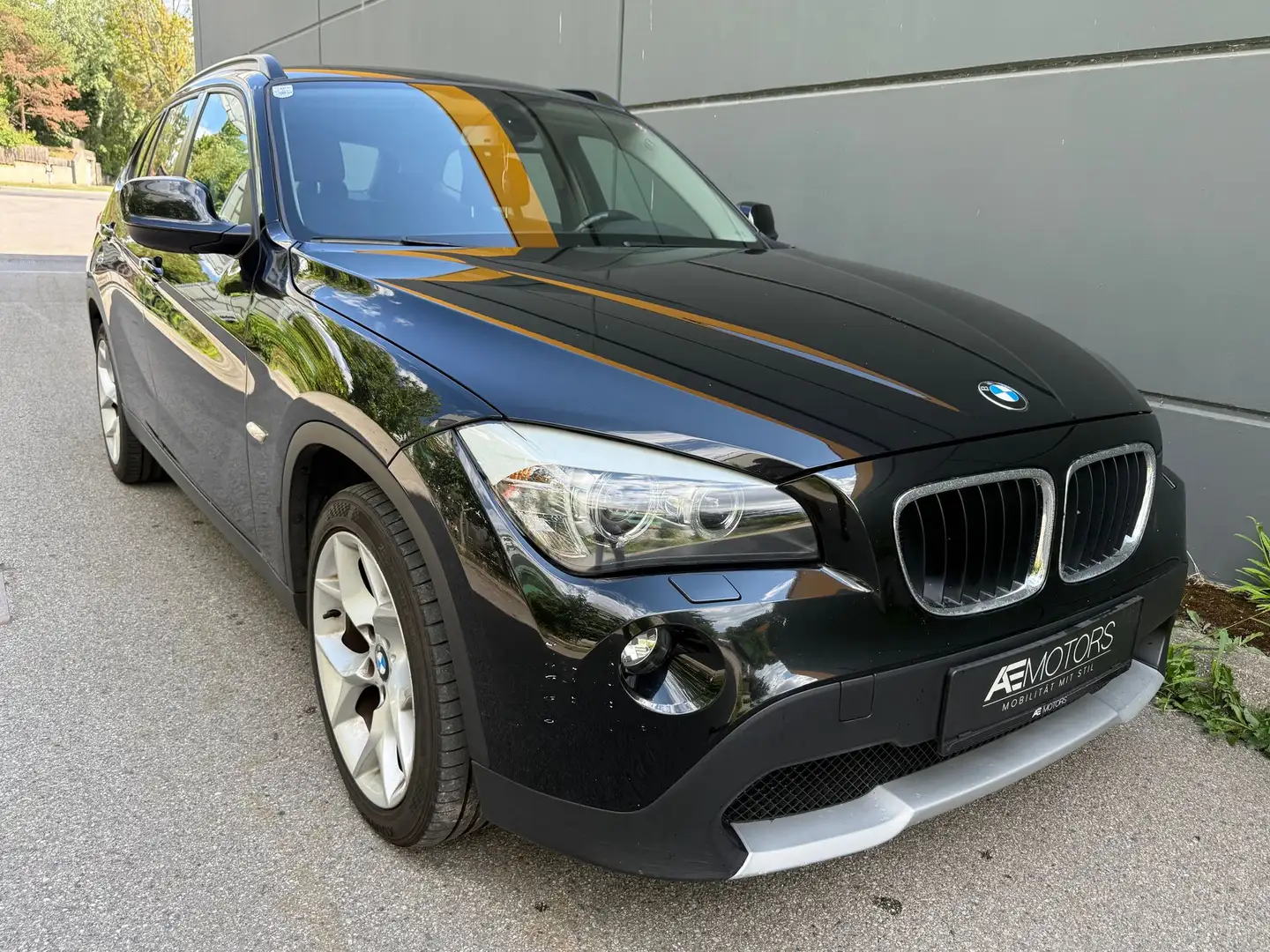 BMW X1 xDrive 20d Aut.*BI-XENON*TEMPOMAT*SITZHZG*AHK*KRE Schwarz - 2