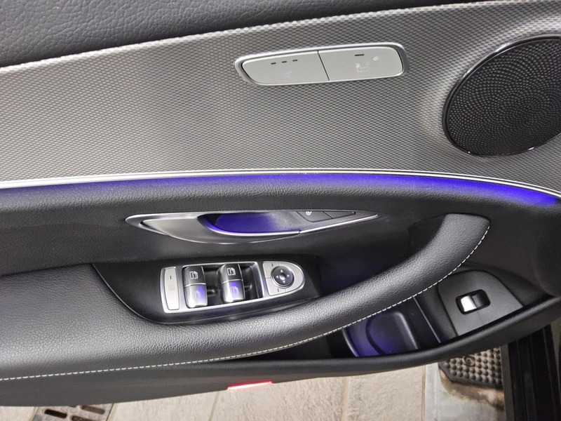 Mercedes-Benz E 220 T d Avantgarde Leder Navi LED RfK Distro — photo 9