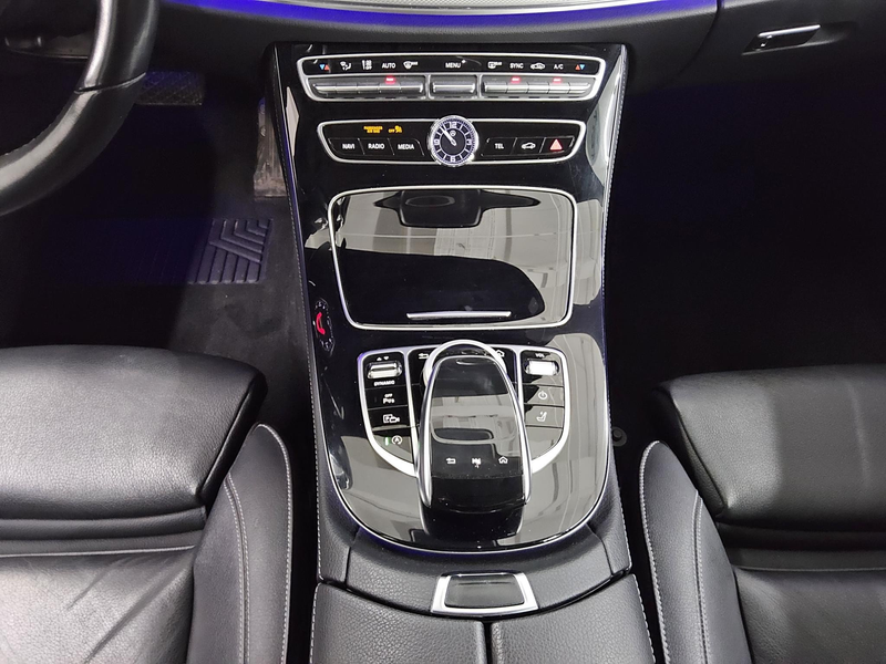 Mercedes-Benz E 220 T d Avantgarde Leder Navi LED RfK Distro — photo 6