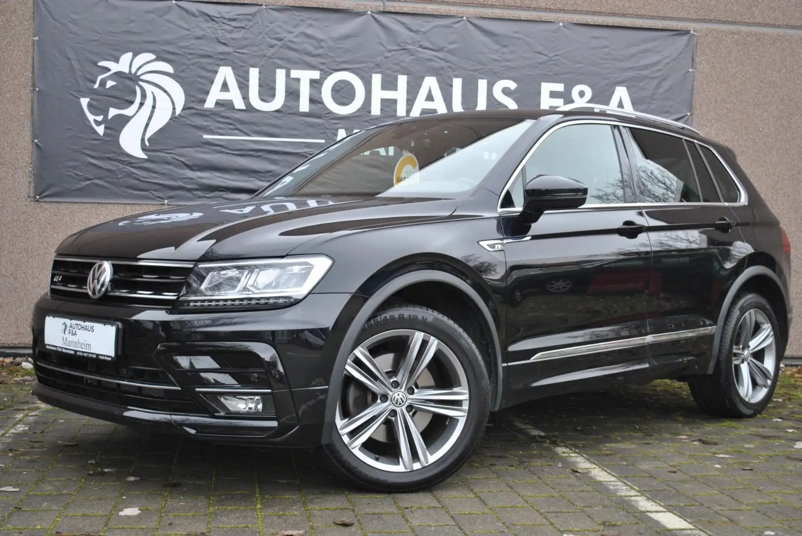 Volkswagen Tiguan Highline RLine 4Motion Pano ACC Navi AHK Zwart - 1