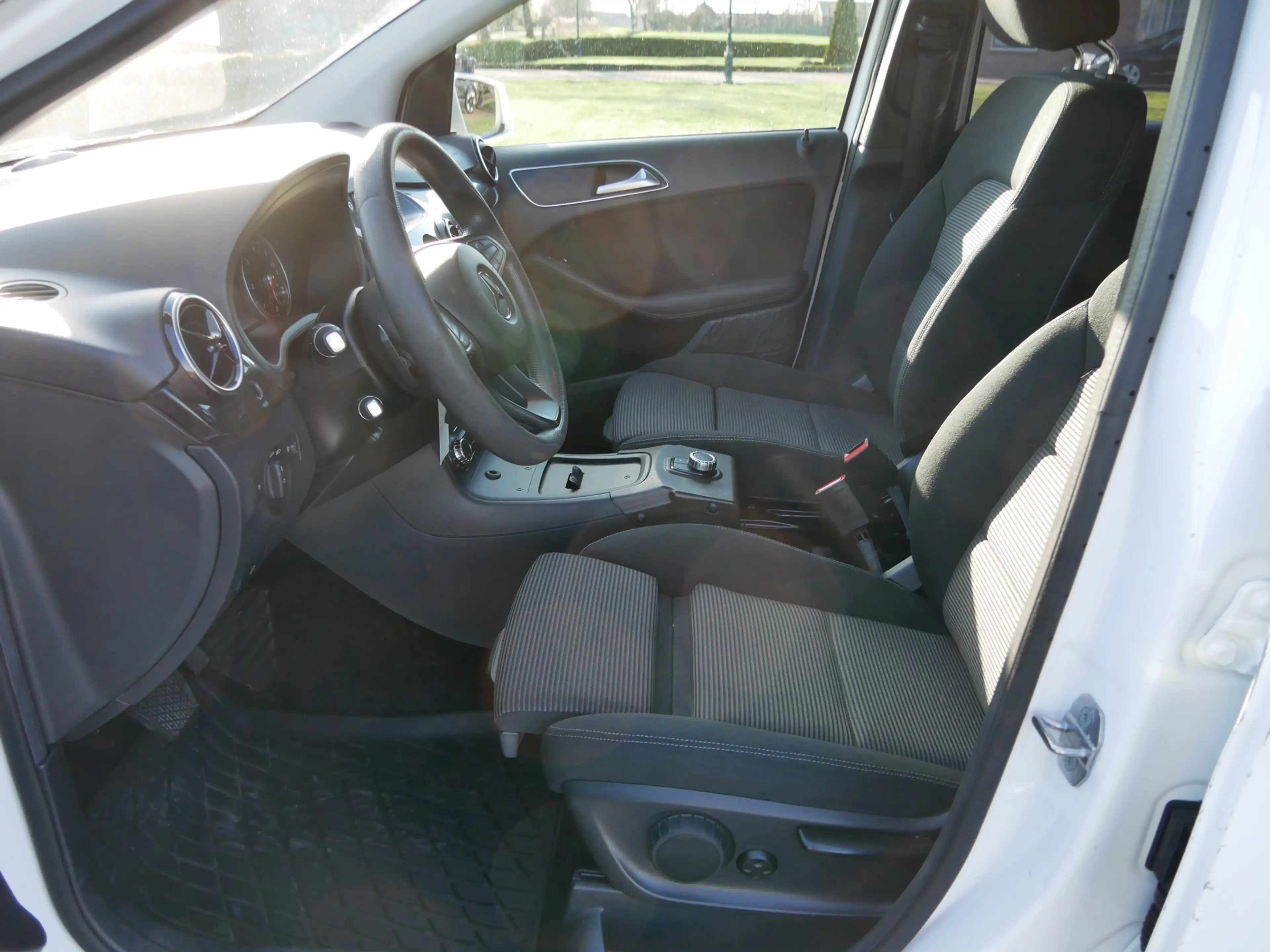 Mercedes-Benz B 220 d Ambition AUT AC ** EX POLICE MARGE CAR ** — photo 13