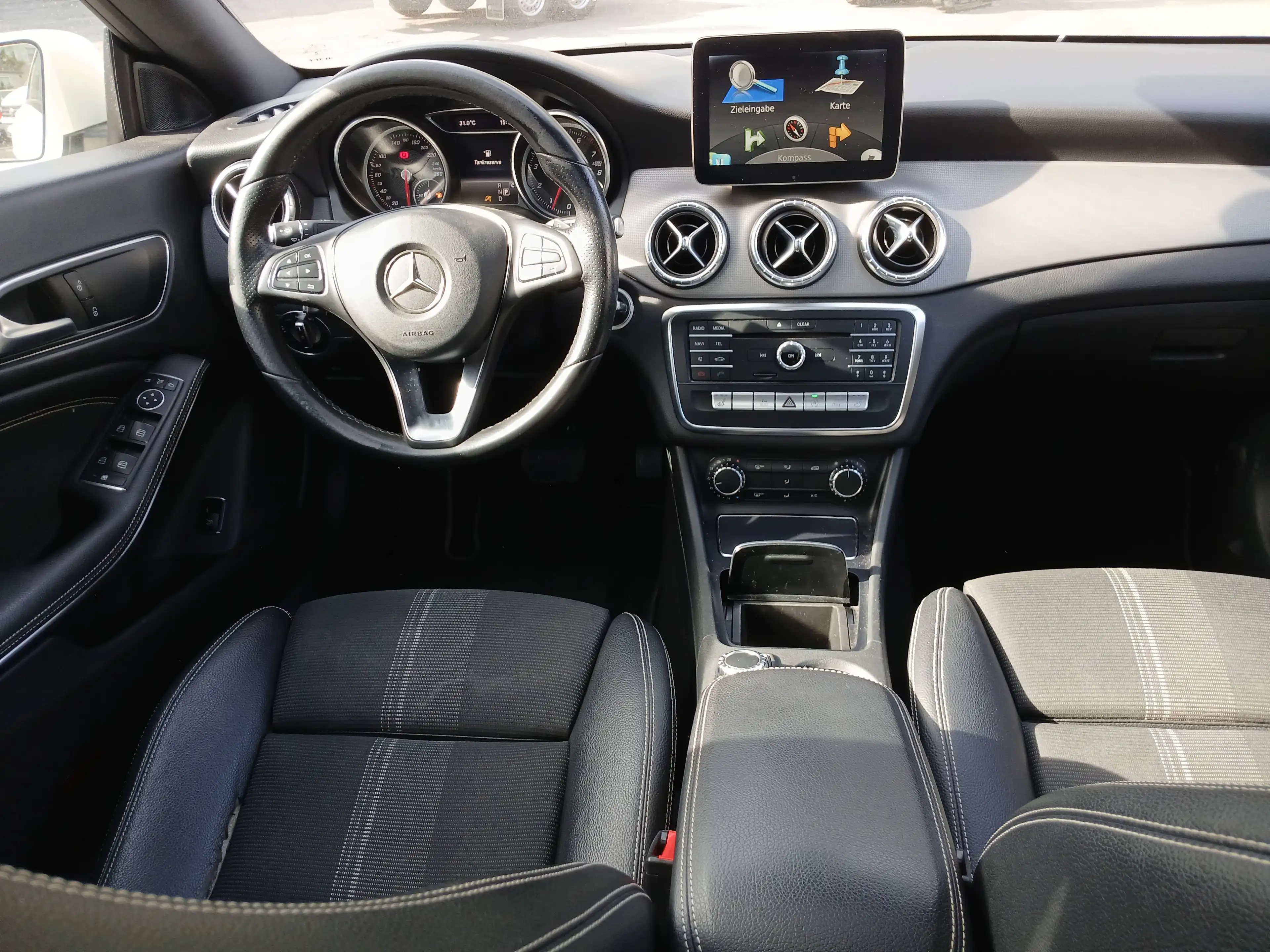 Mercedes-Benz CLA 180 Coupe Amg Optik Led — photo 8