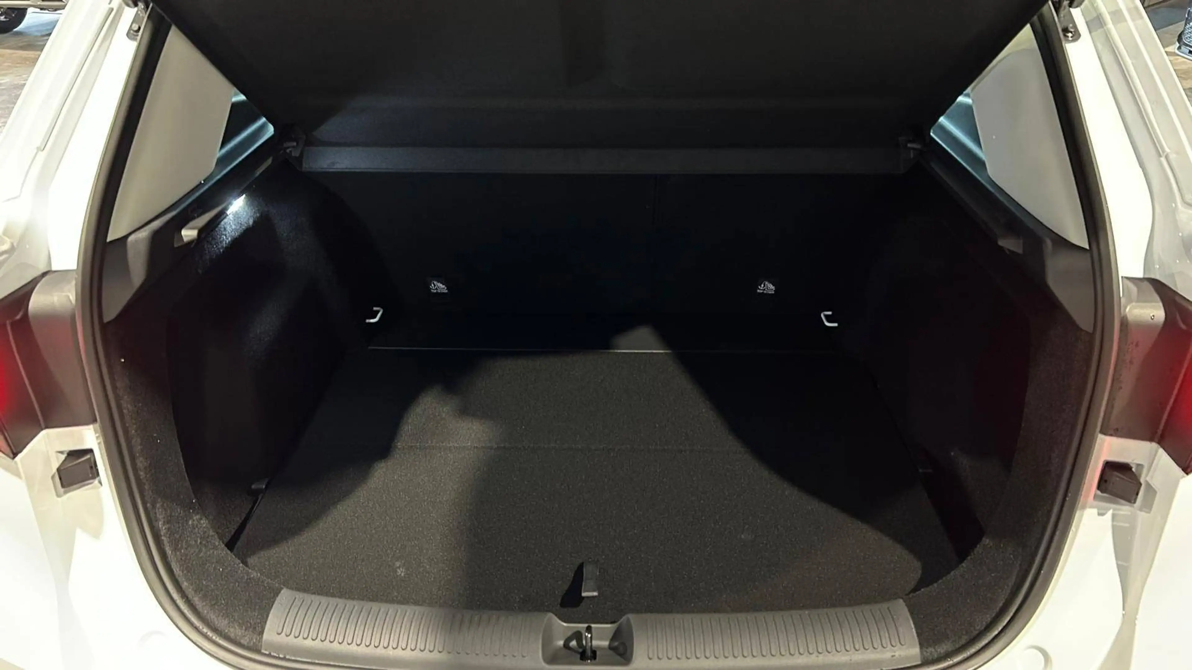 MG ZS 1.5 Hybrid+ Luxury - 08/2026 - 15 km!! — photo 17