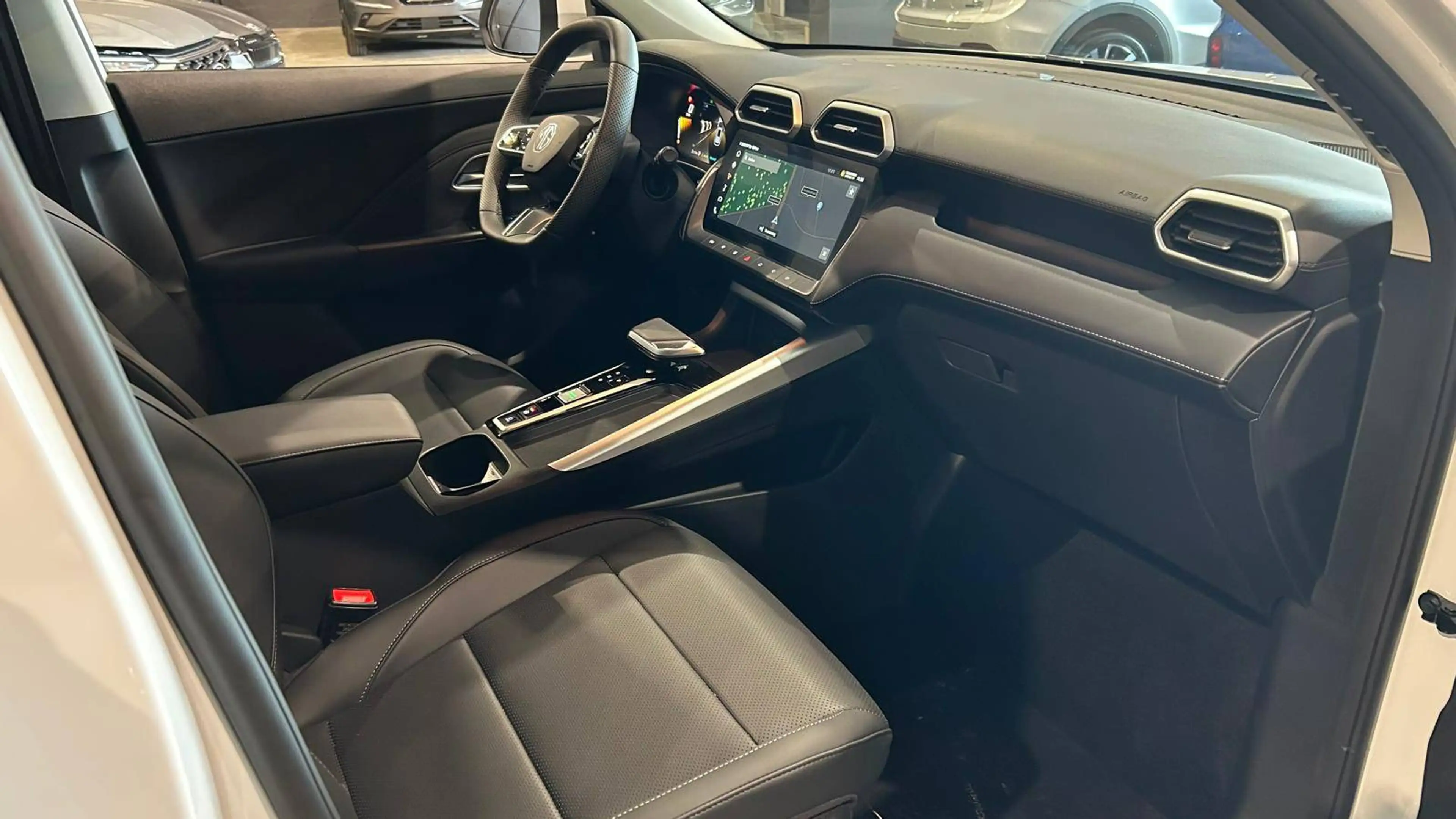 MG ZS 1.5 Hybrid+ Luxury - 08/2026 - 15 km!! — photo 11