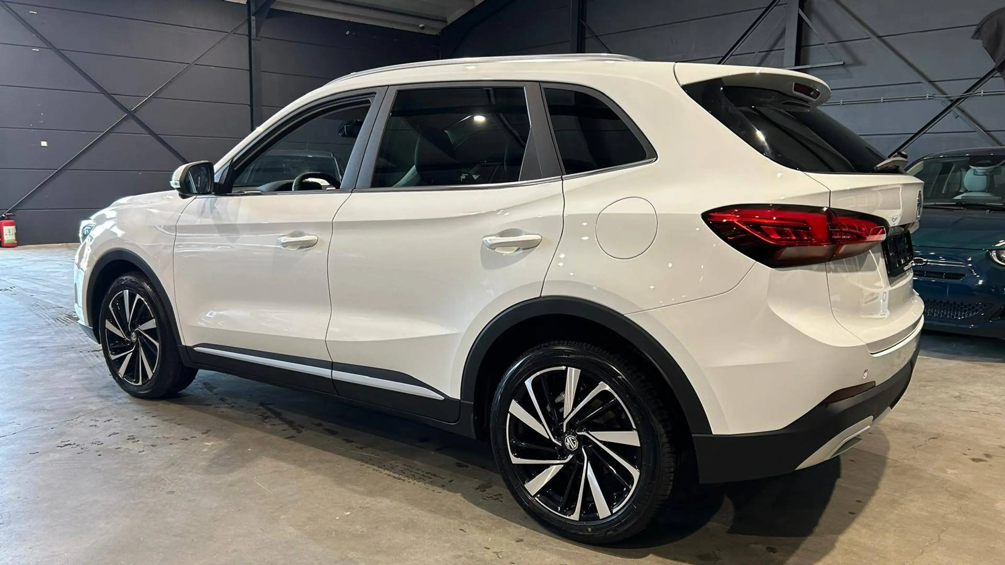 MG ZS 1.5 Hybrid+ Luxury - 08/2026 - 15 km!! — photo 5
