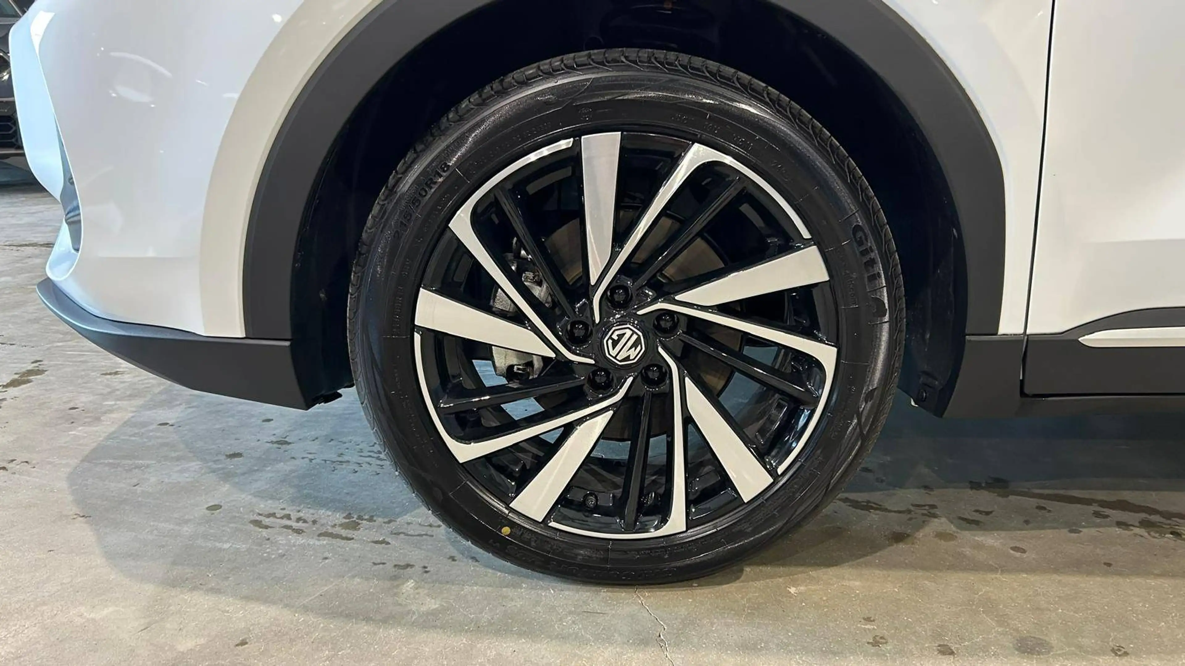 MG ZS 1.5 Hybrid+ Luxury - 08/2026 - 15 km!! — photo 9