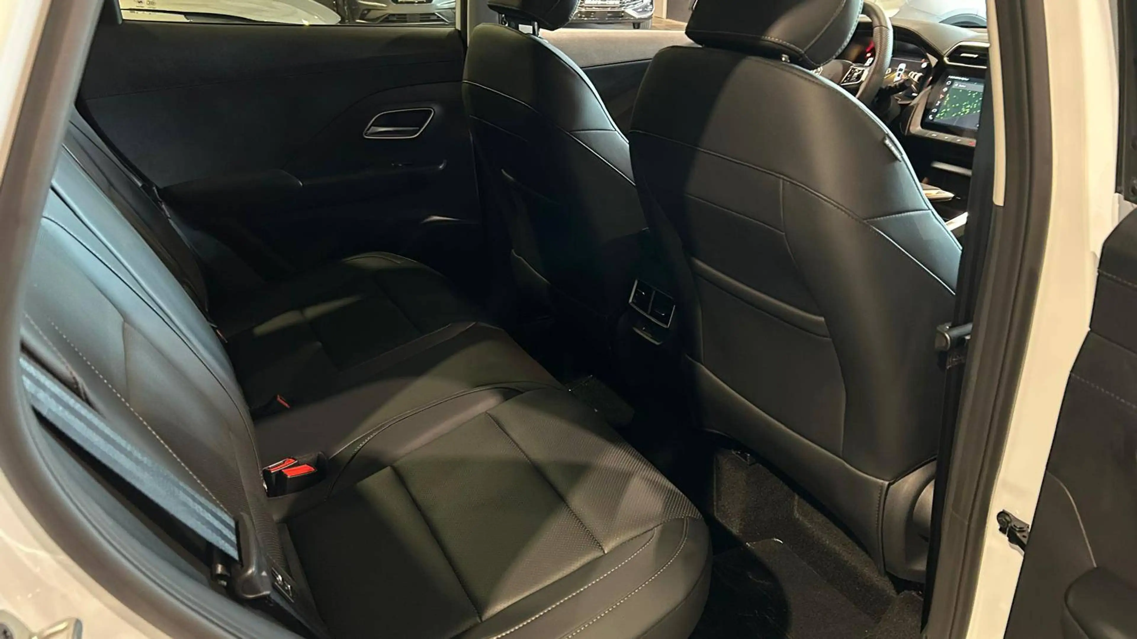 MG ZS 1.5 Hybrid+ Luxury - 08/2026 - 15 km!! — photo 14