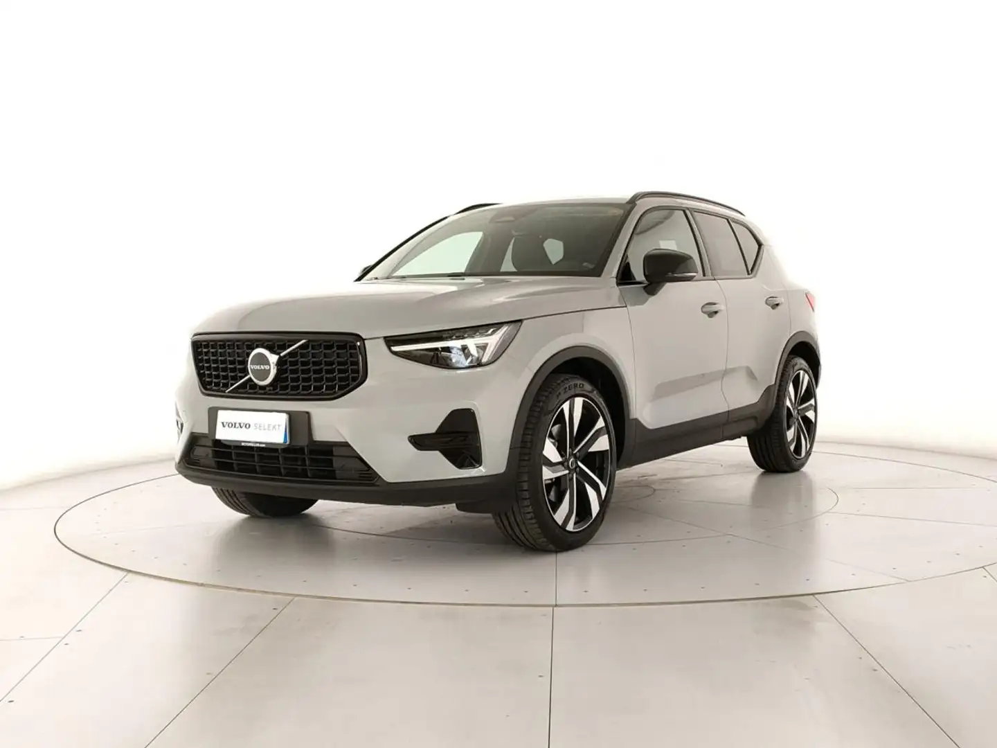 Volvo XC40 B3 automatico Plus Dark Argento - 2
