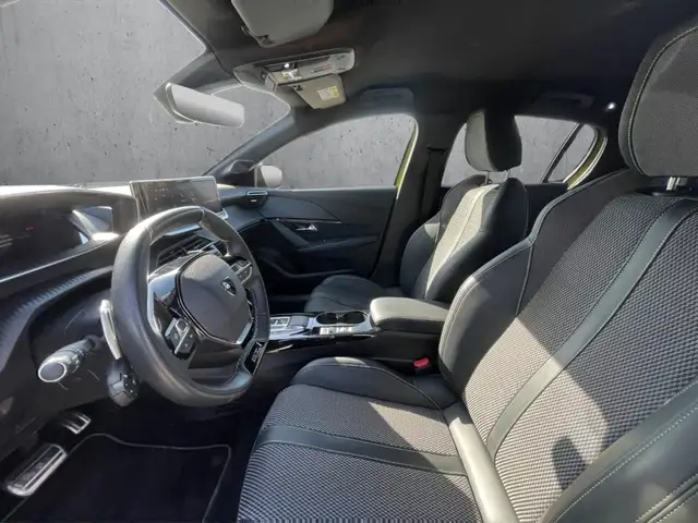 Peugeot 208 view 9