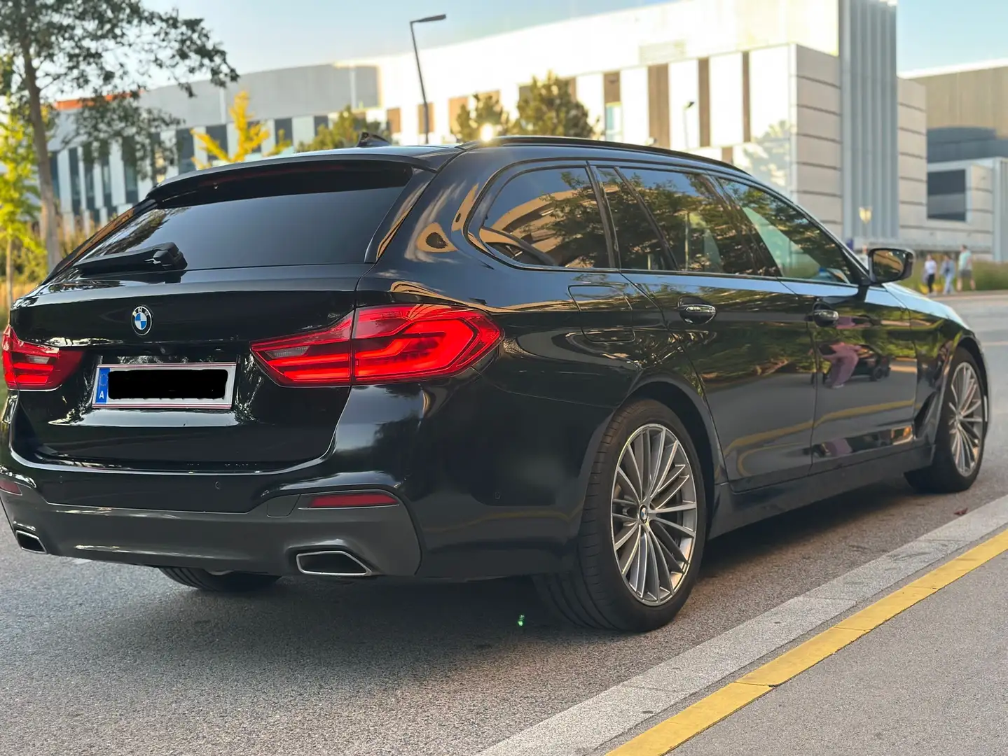 BMW 520 520d  SportTouring Aut. Schwarz - 2