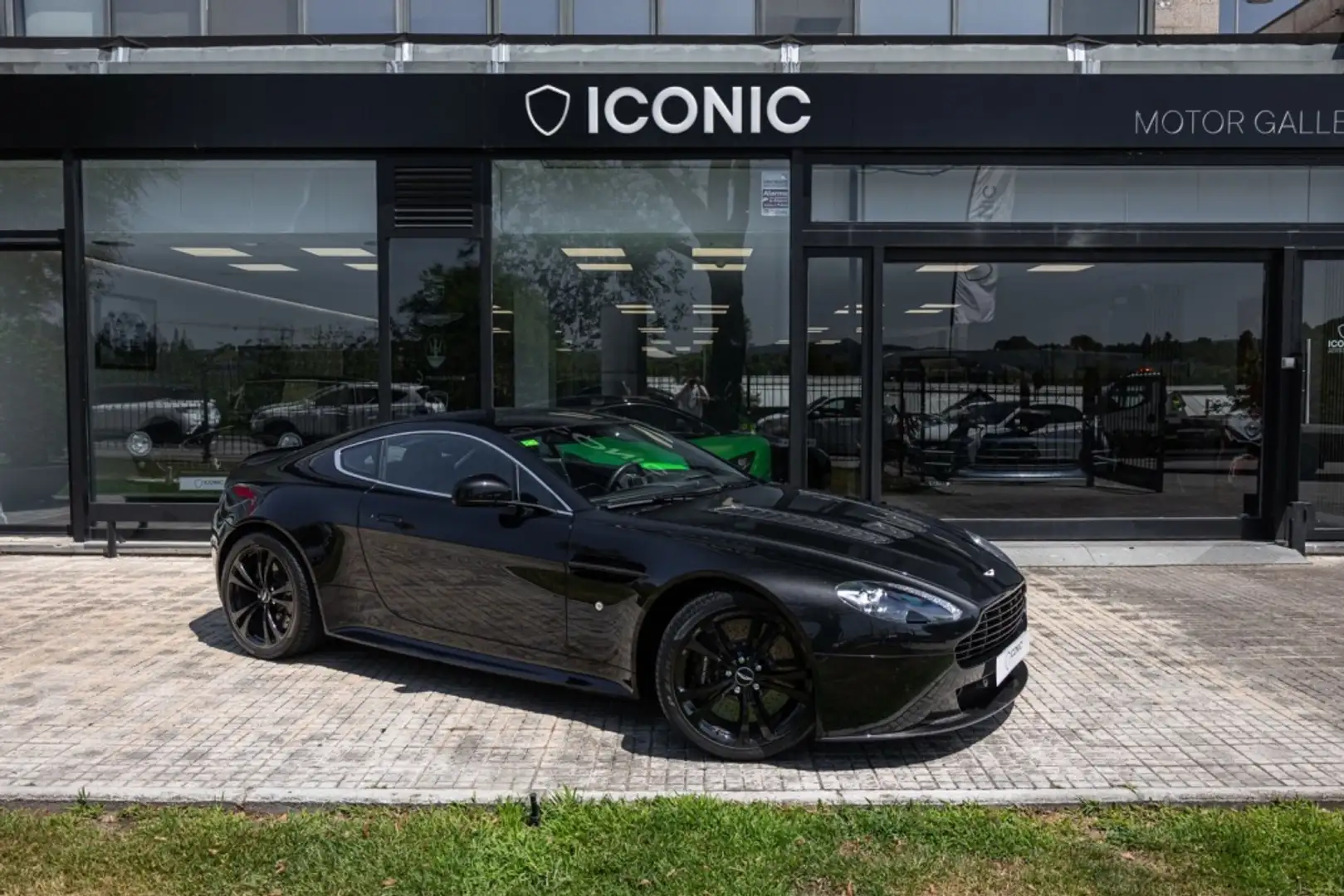 Aston Martin Vantage V12 Negru - 1
